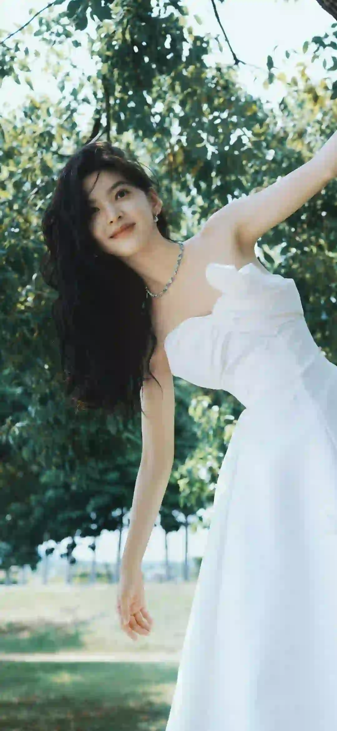 明星壁纸  长发美女 章若楠 白色长裙 户外 可爱女孩