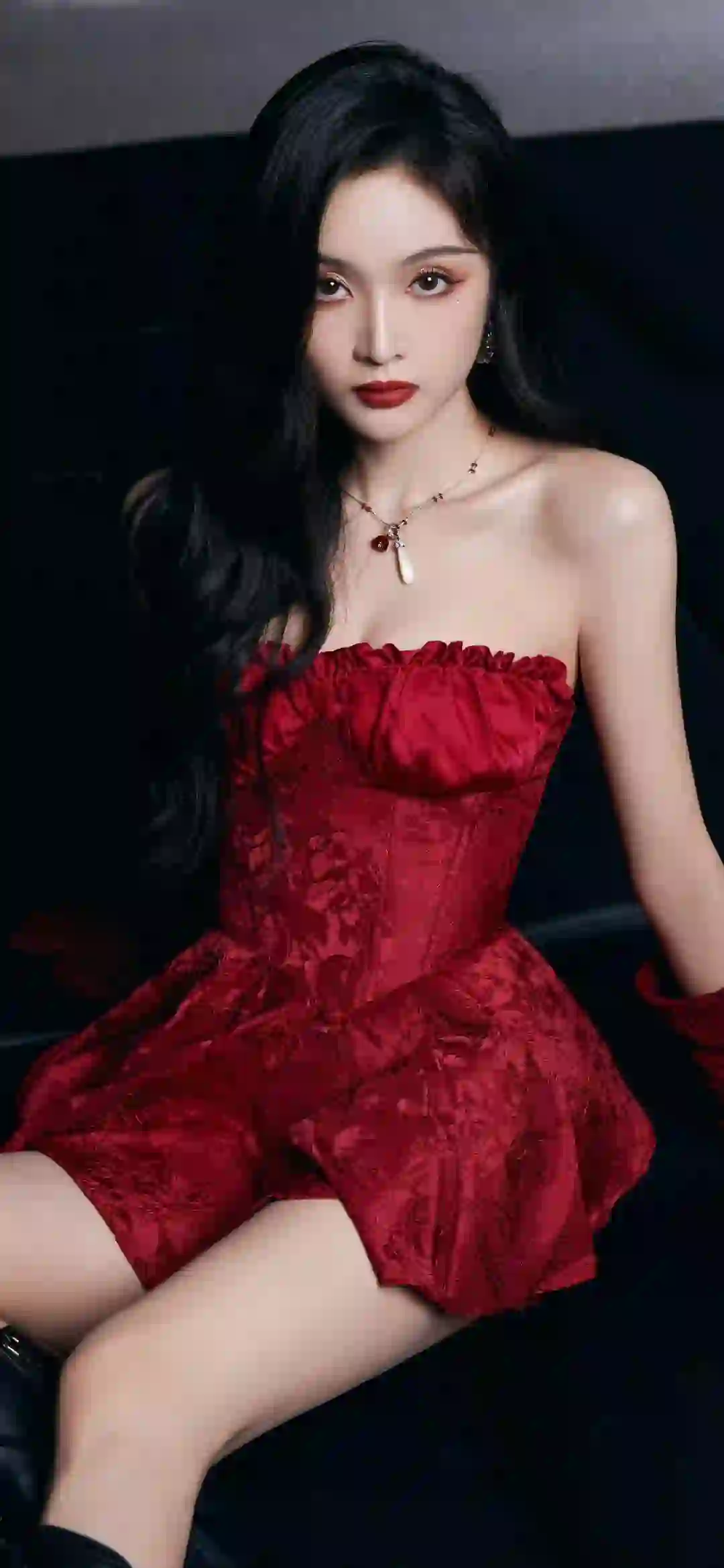 明星壁纸 吴宣仪 长发美女 红色长裙 抹胸穿搭 长腿女孩