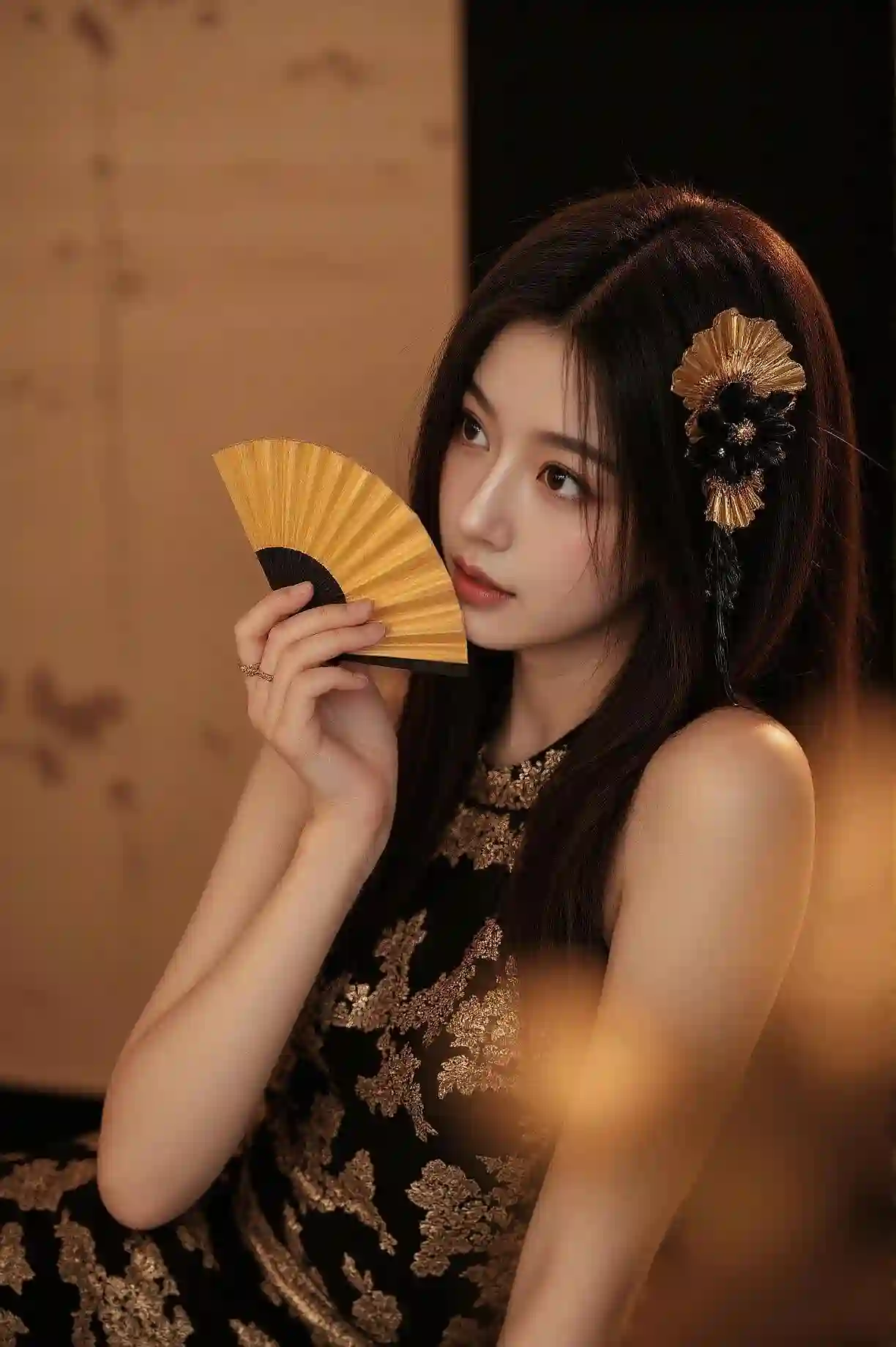 长发旗袍美女 拿着小扇子的 旗袍美女 