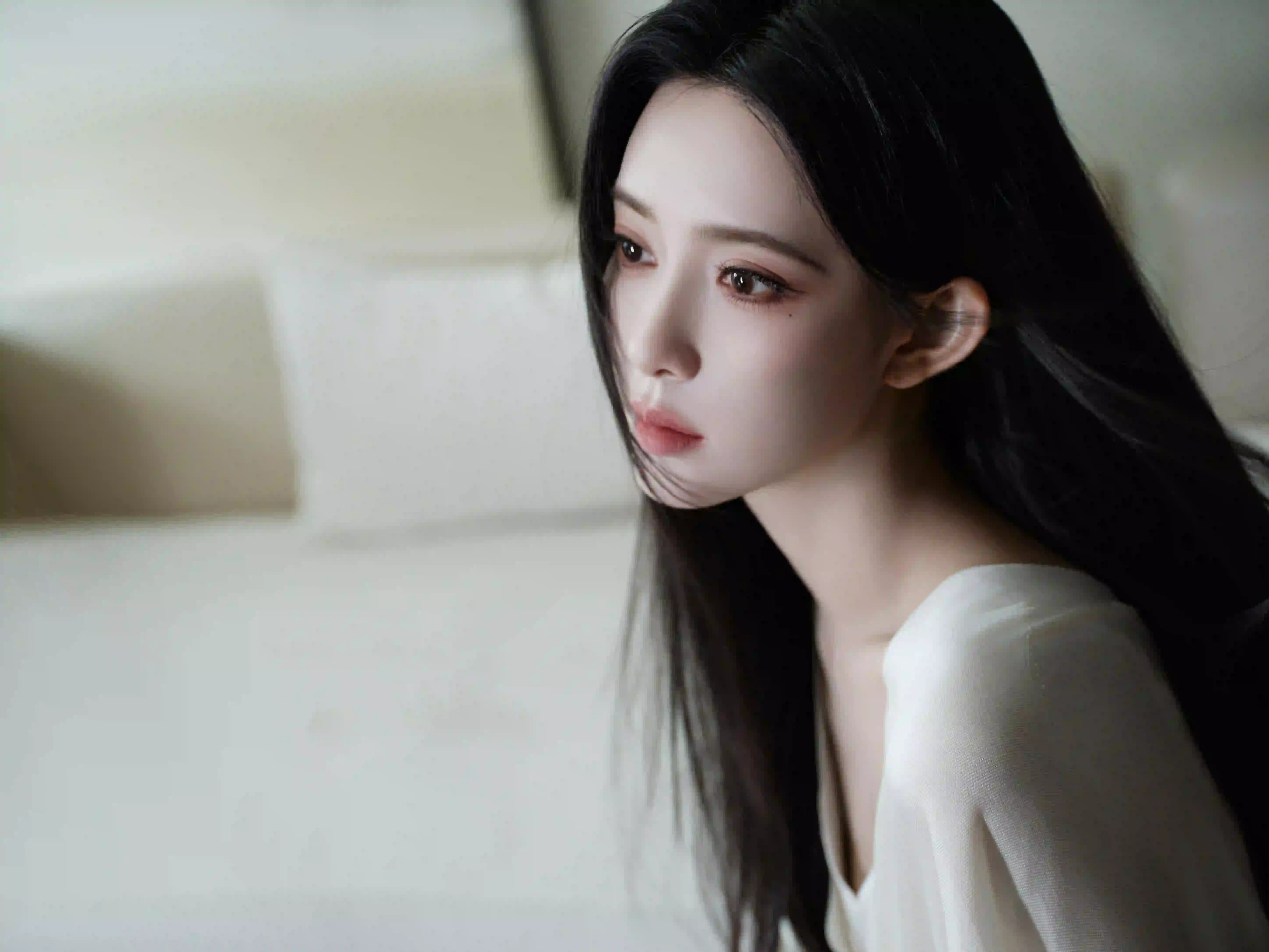 长发侧脸美女孟子义