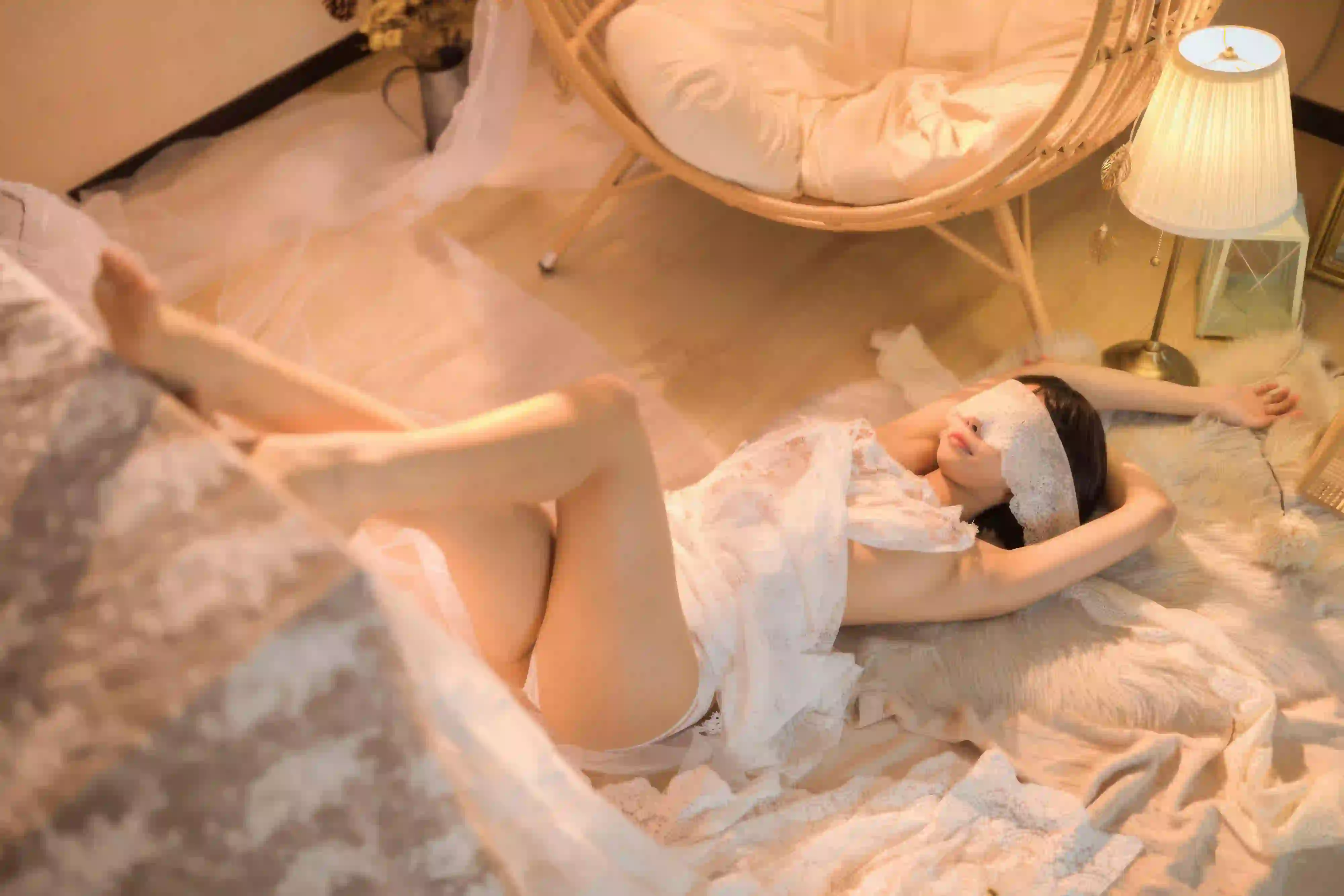 蒙眼美女 白色裙子 长腿性感美女 美腿  居家写真 暖色调