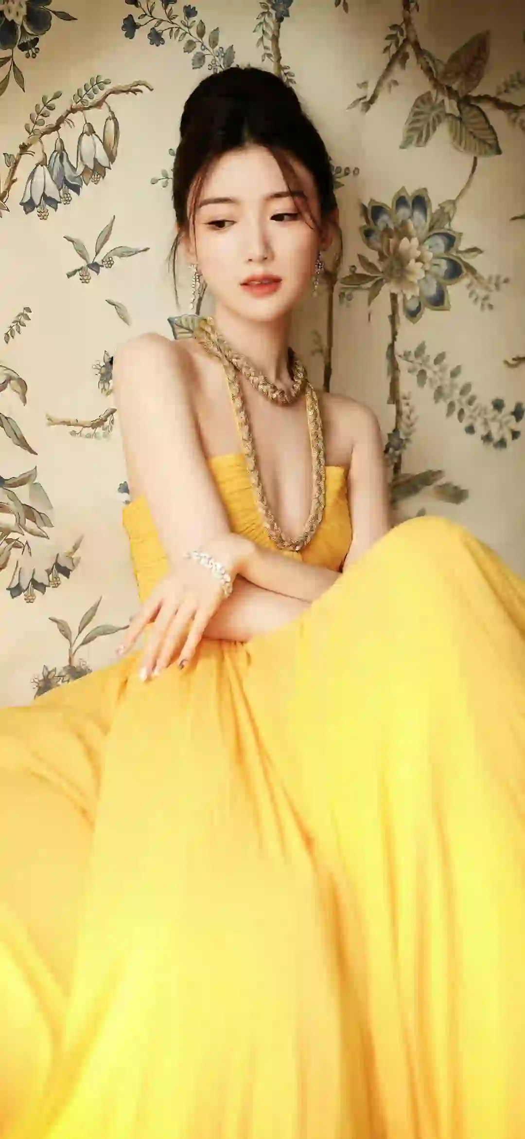 黄色抹胸长裙美女 毛晓彤