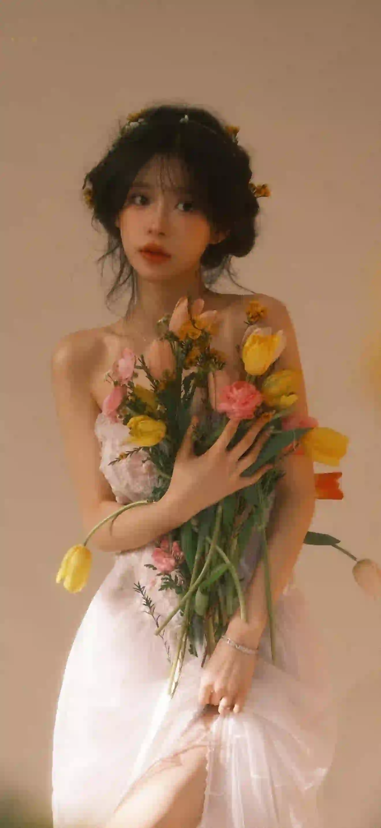 长发清纯美女 白色婚纱 手捧鲜花 白裙 鲜花