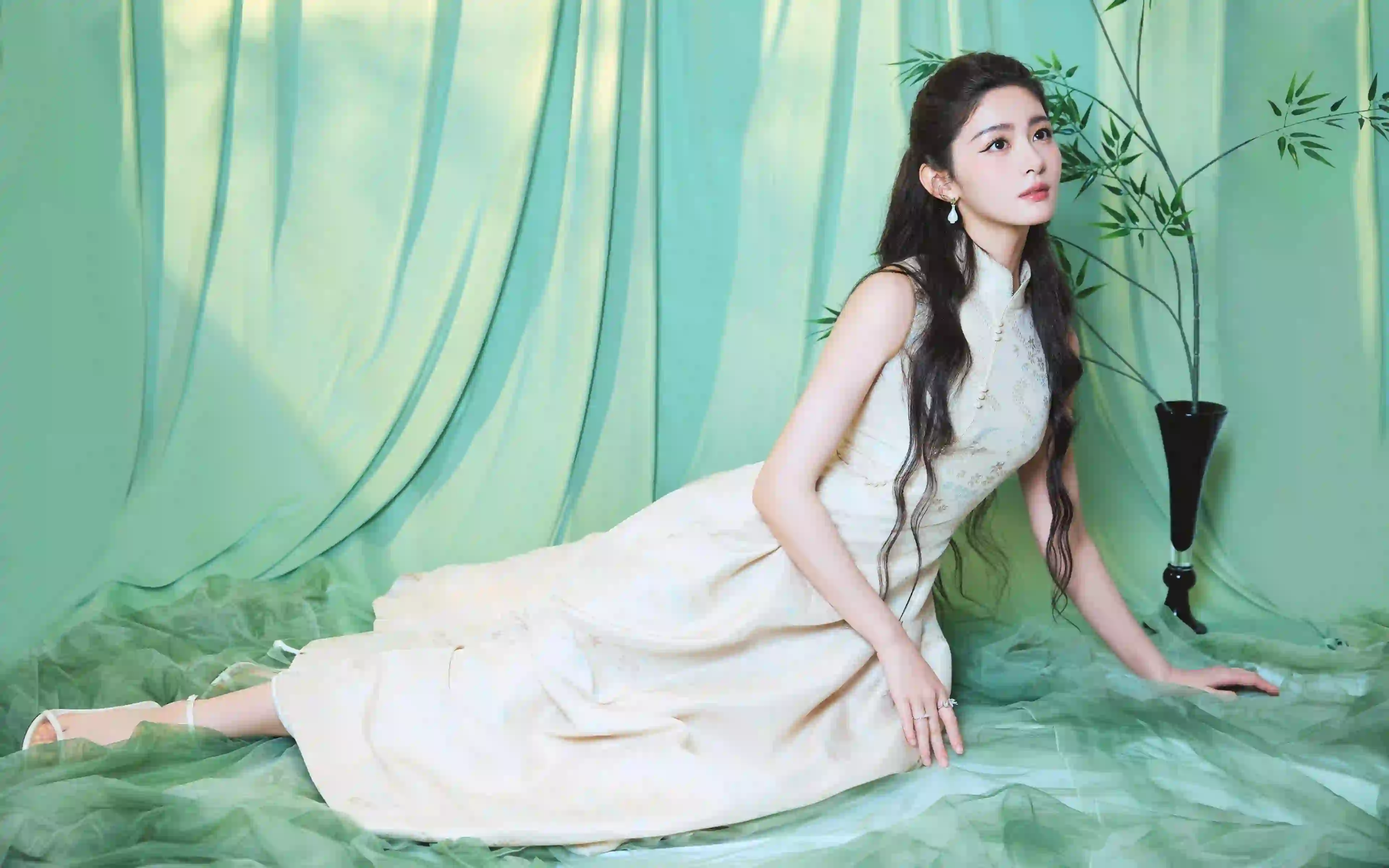 赵晴 长发美女 明星美女 绿色场景 森系美女