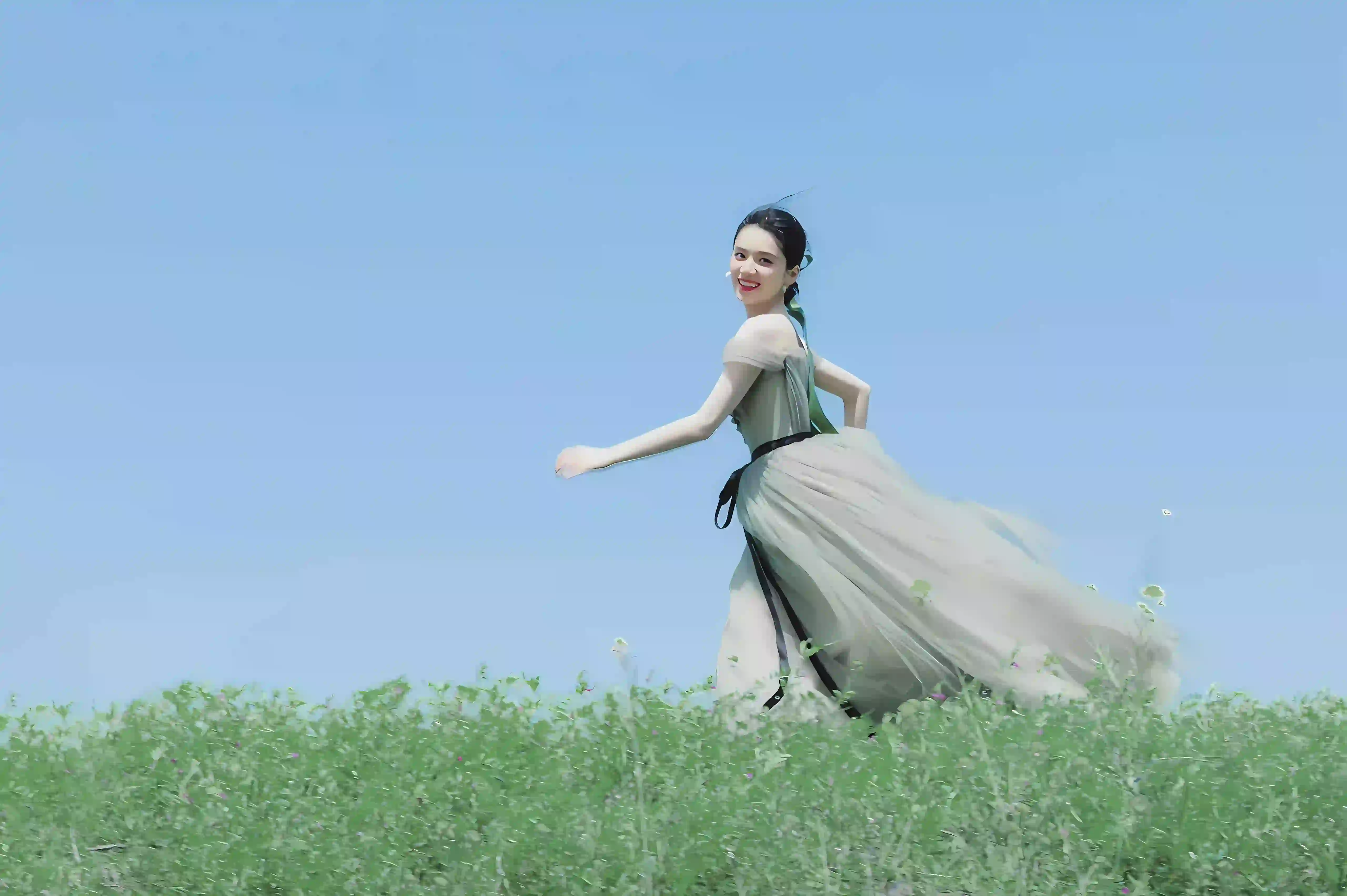 长发清纯美女 美女明星 张婧仪 甜美 微笑 户外
