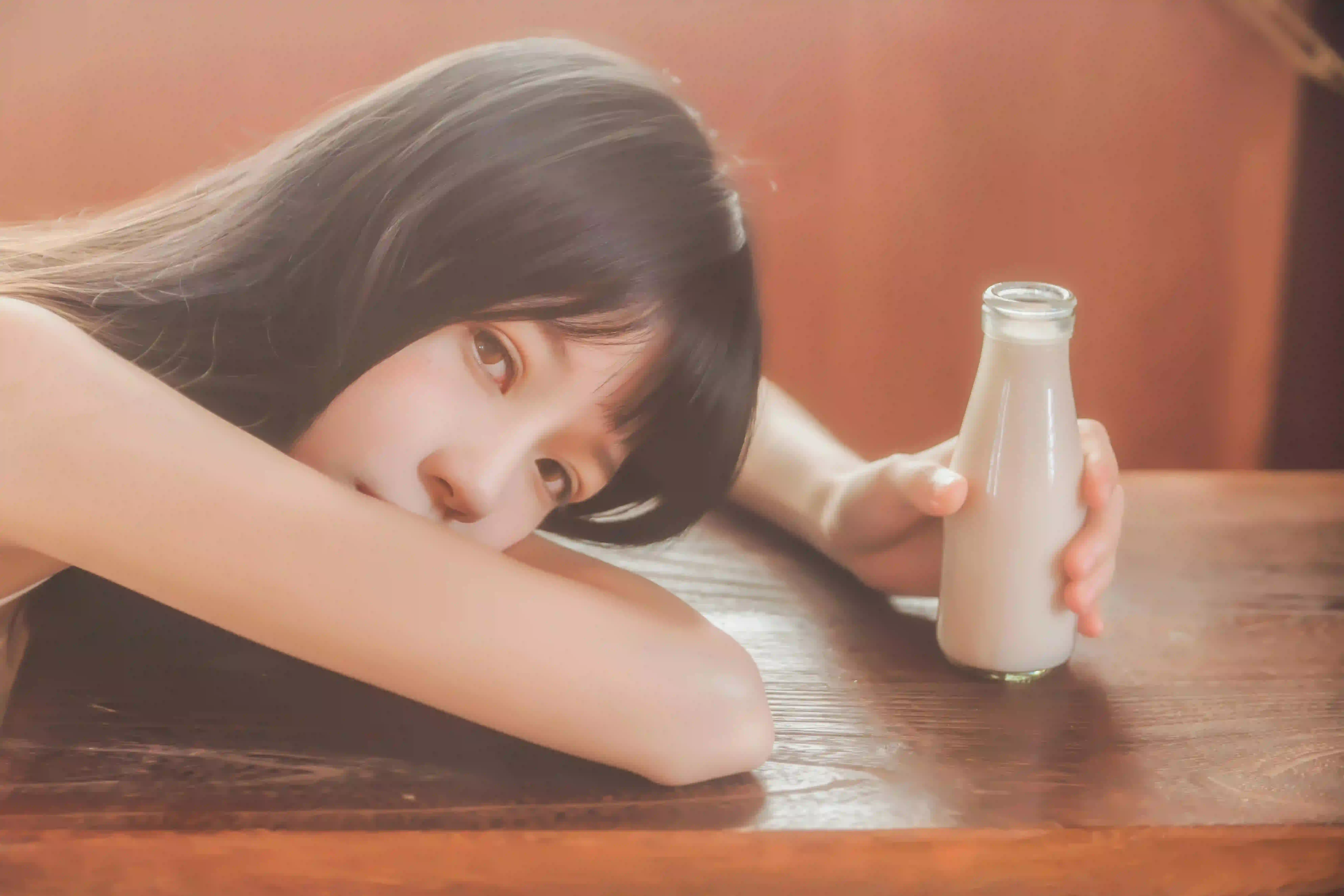 长发清纯美女 居家写真 温馨场景 居家 牛奶 趴在桌子上