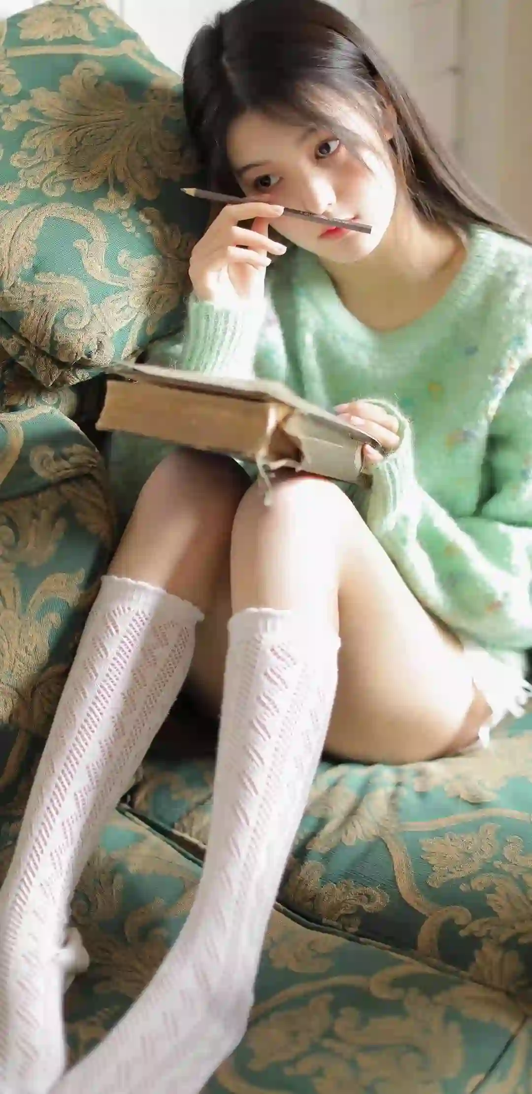长发美女 清纯 白色丝袜 绿色衣服 居家