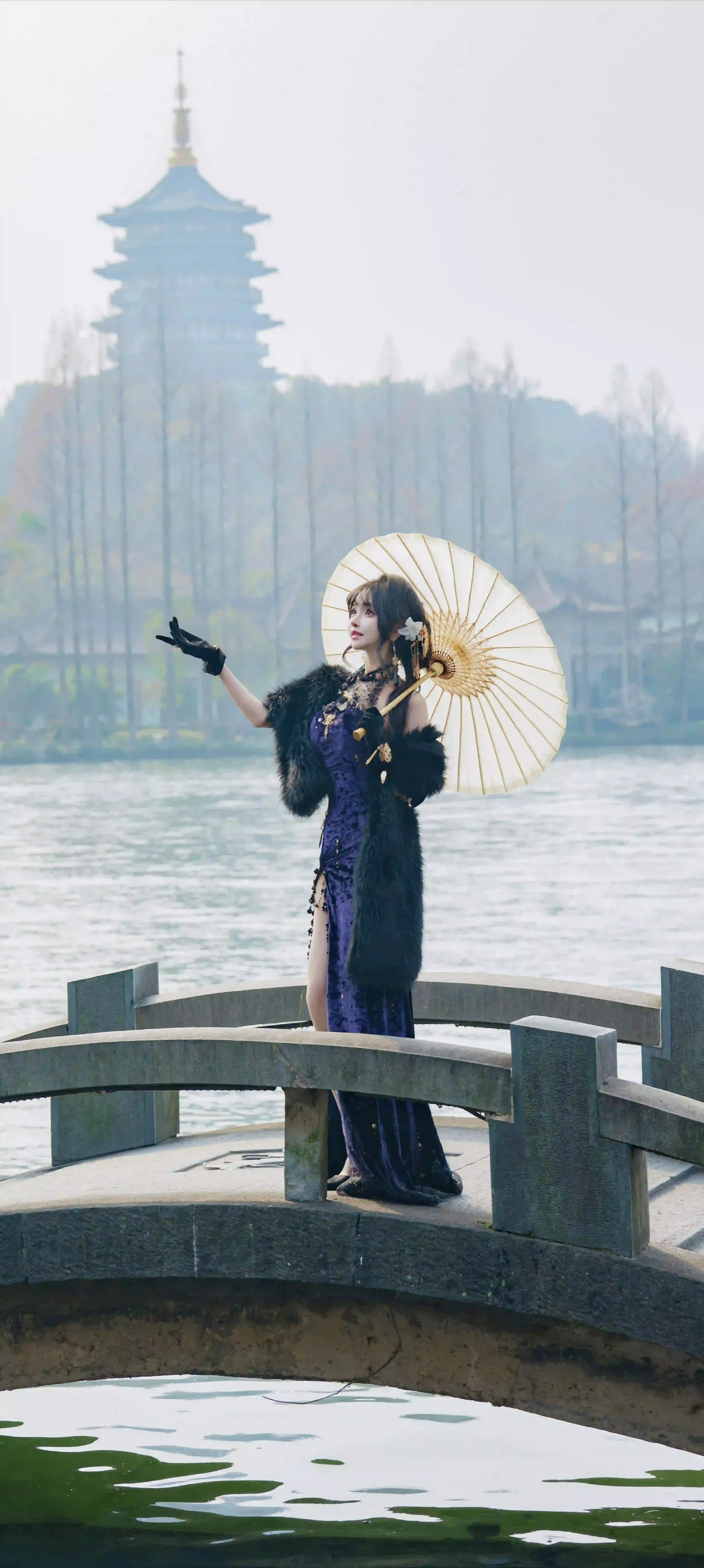 中式建筑 古风旗袍美女 湖泊