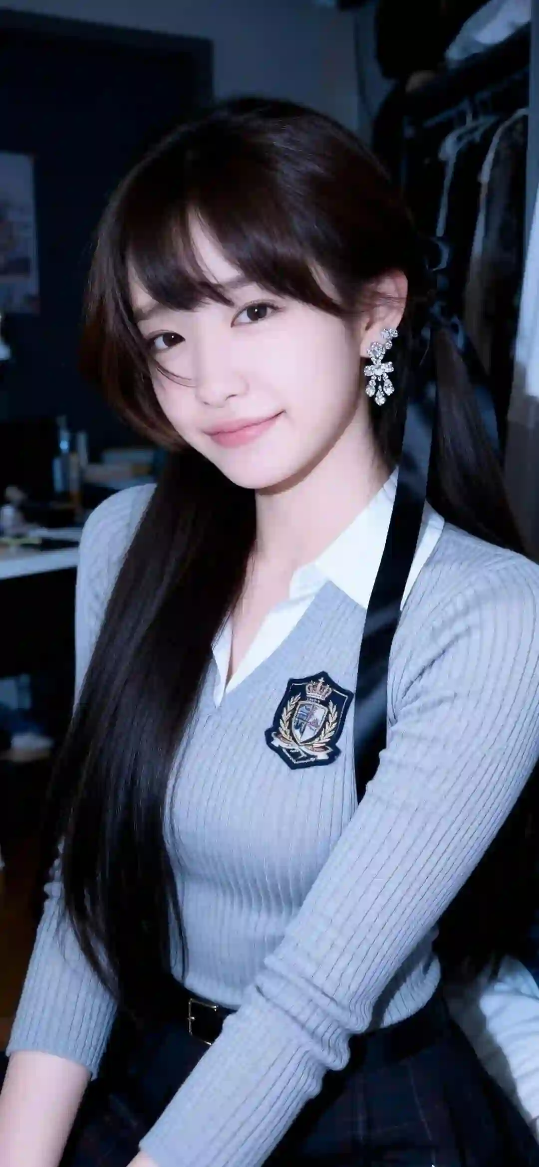 甜美少女 校服写真 校园风 灰色针织背心 长发双马尾 空气刘海 学院风 半身照