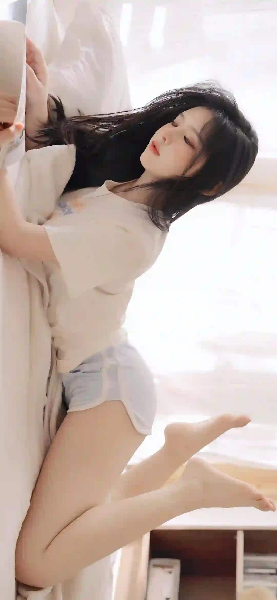 看书的长发清纯美女 