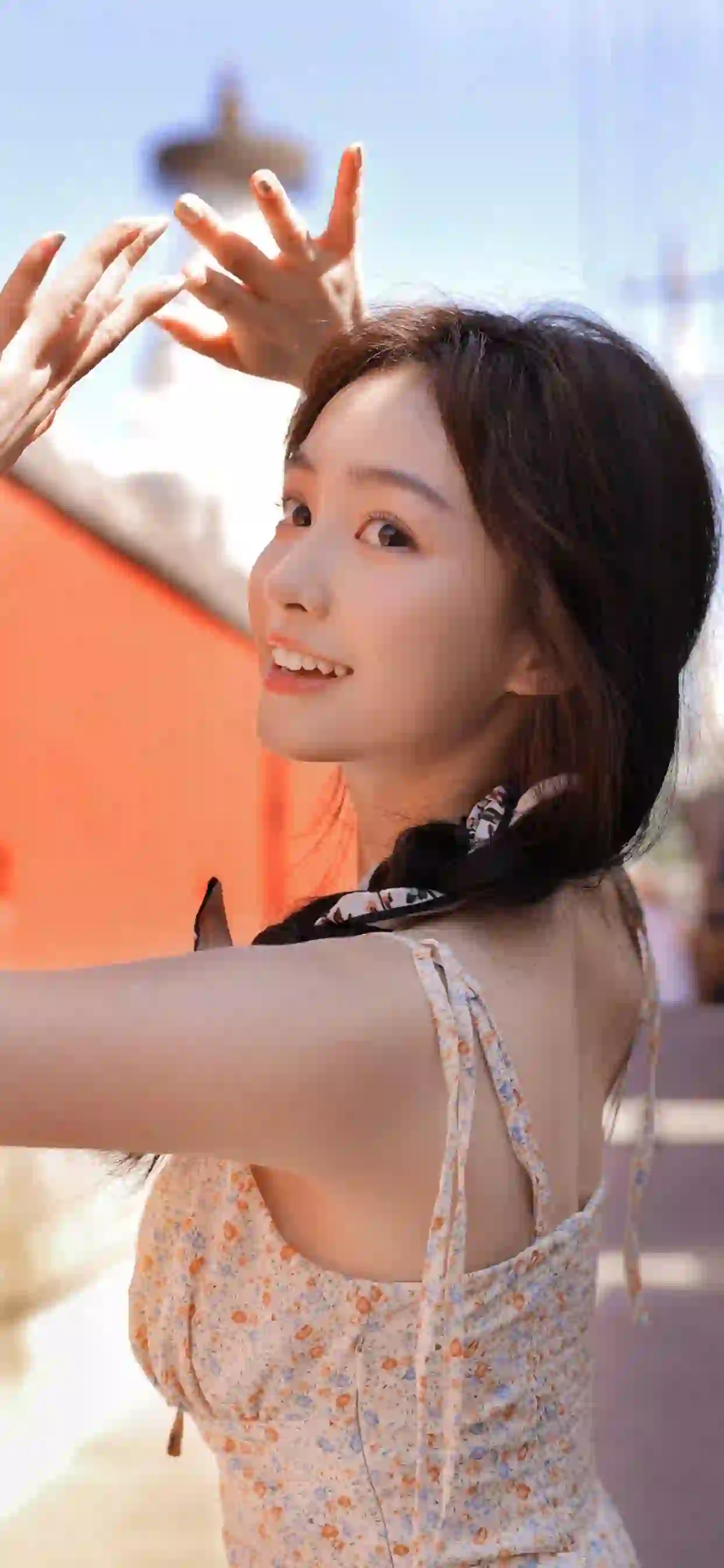 穿碎花长裙的甜美女孩 户外写真 阳光