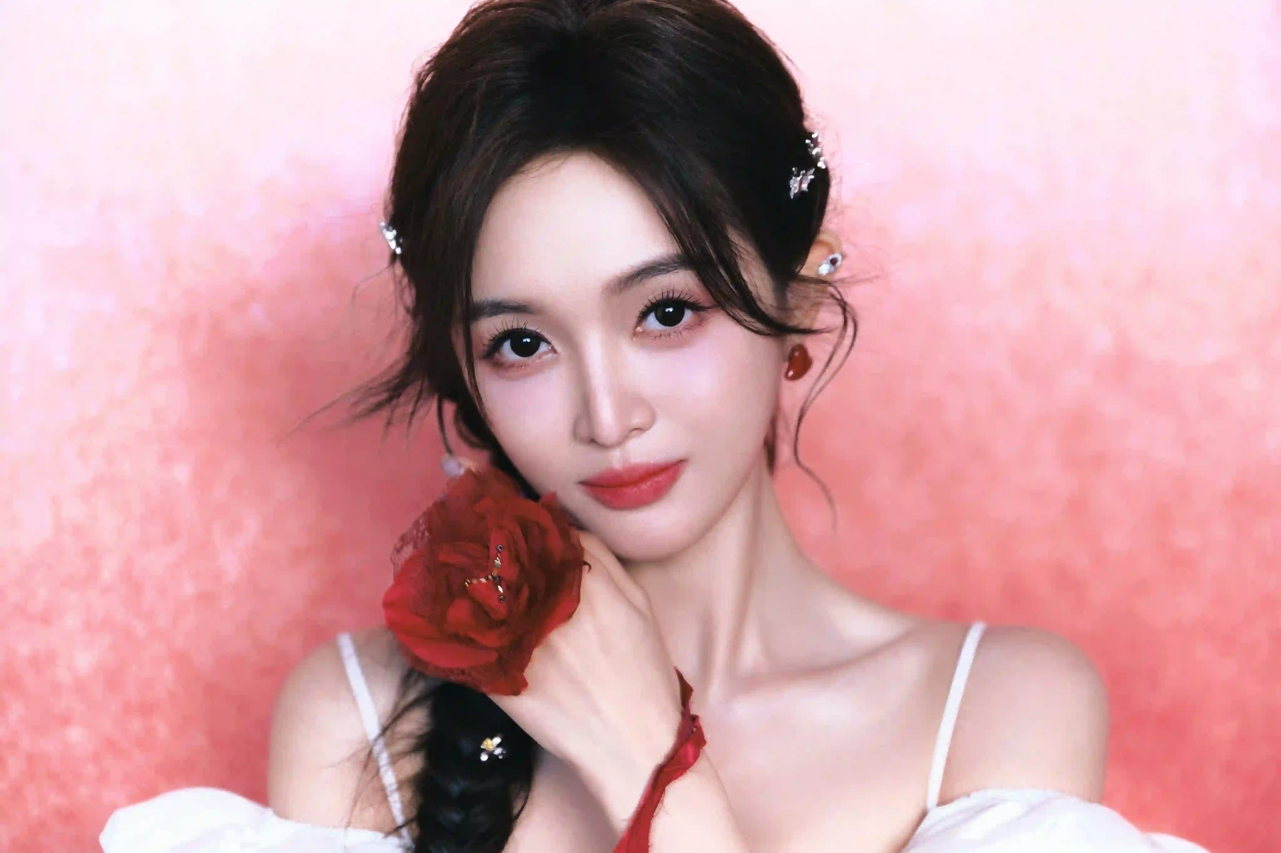 明星 吴宣仪 可爱女孩  红色玫瑰花 白色吊带
