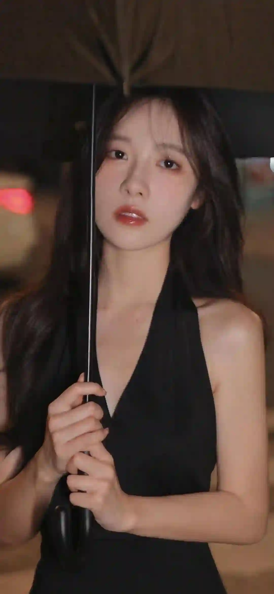 黑色长裙美女 撑着伞的长发美女