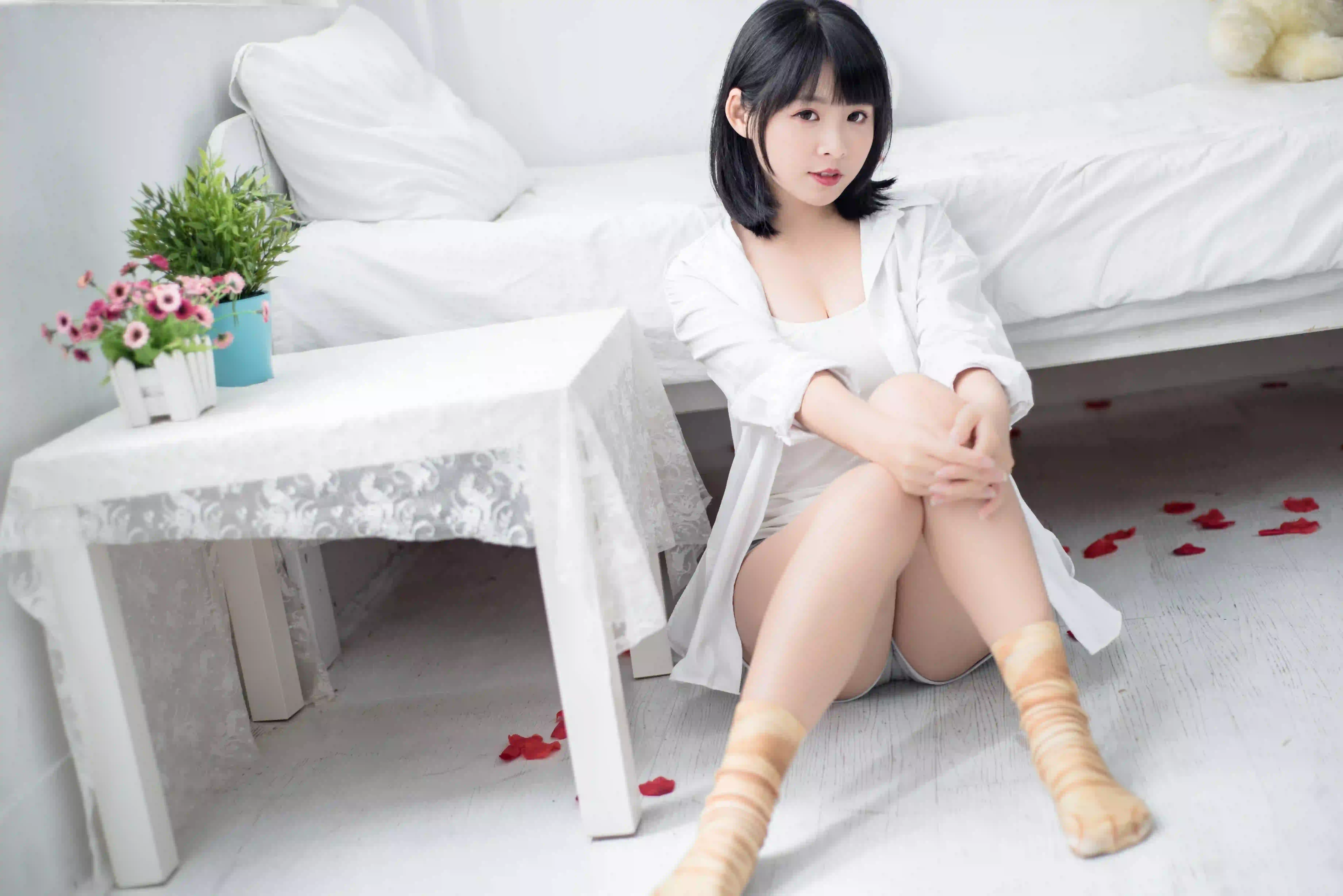 白色衬衫 白色衣服 短发女孩 居家写真 