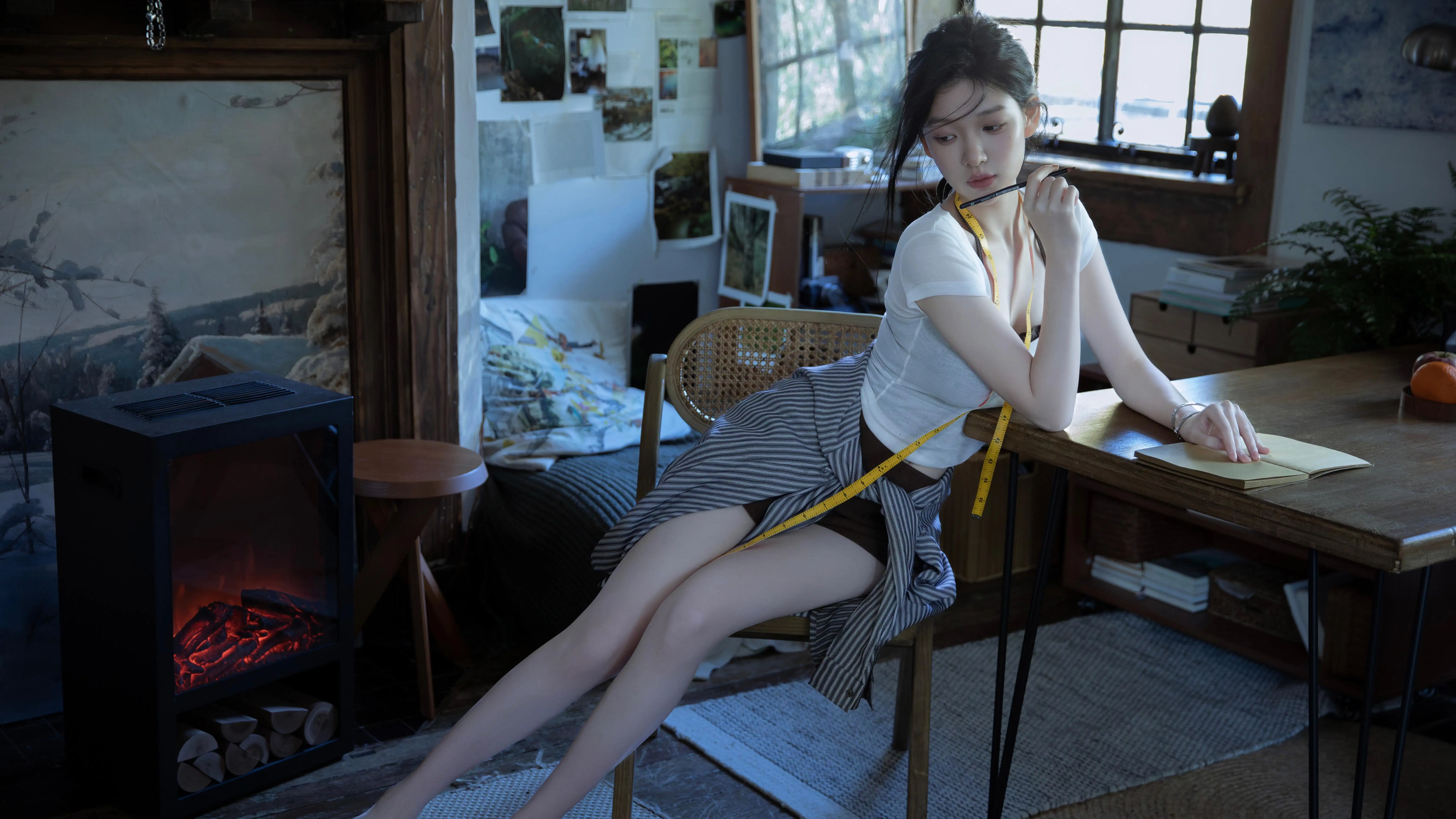 大长腿美女，烤着火炉，靠着桌子的白衣，黑色短裤白皙美腿美女桌面壁纸