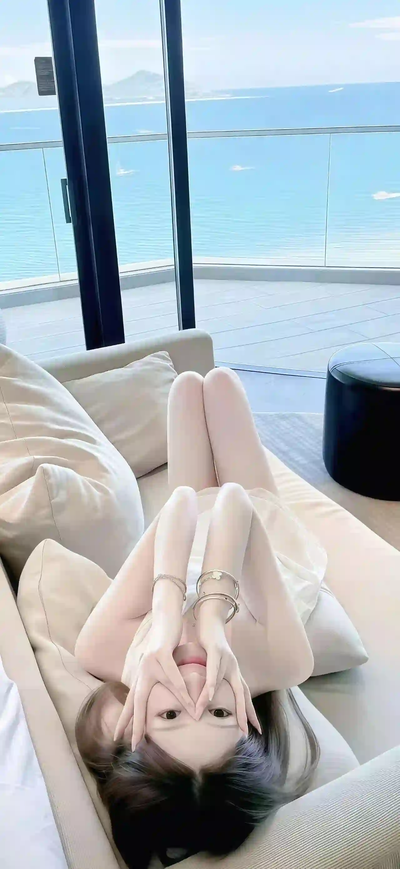 海景 落地窗 沙发 少女 度假 治愈