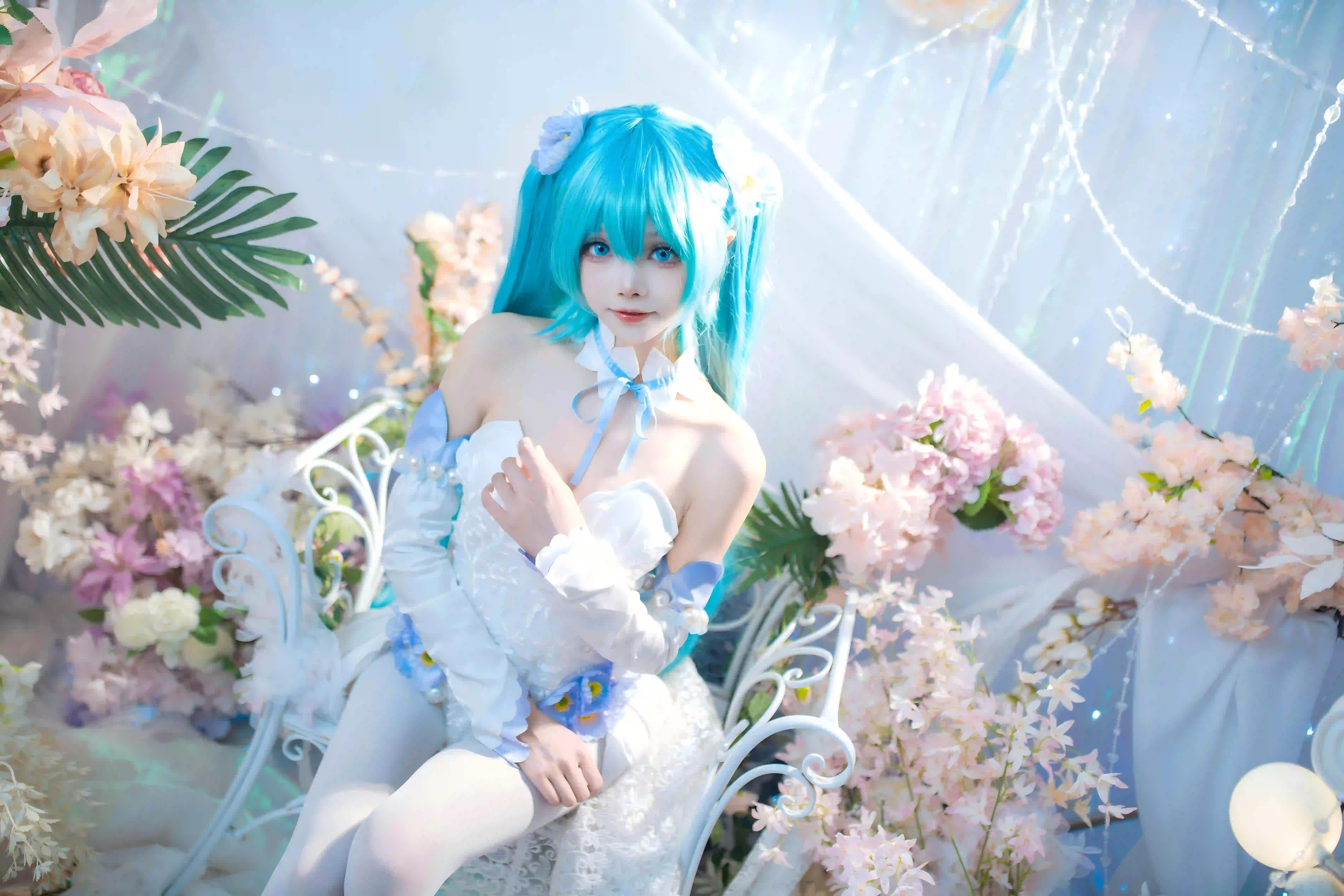蓝色头发 初音未来Coser 白色裙子 白丝