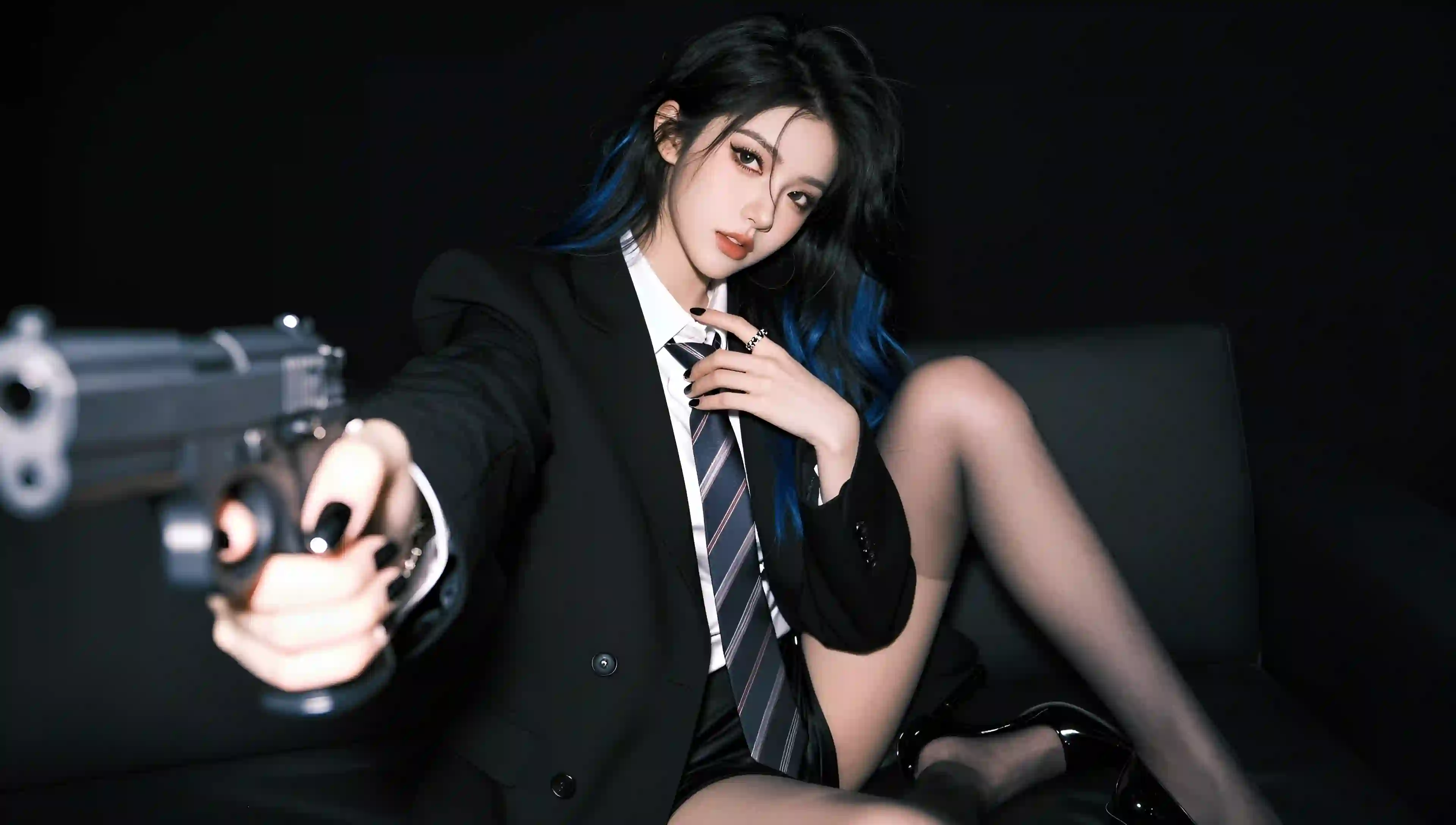 蓝发 女孩 手枪 西装 暗黑 坐姿 人像