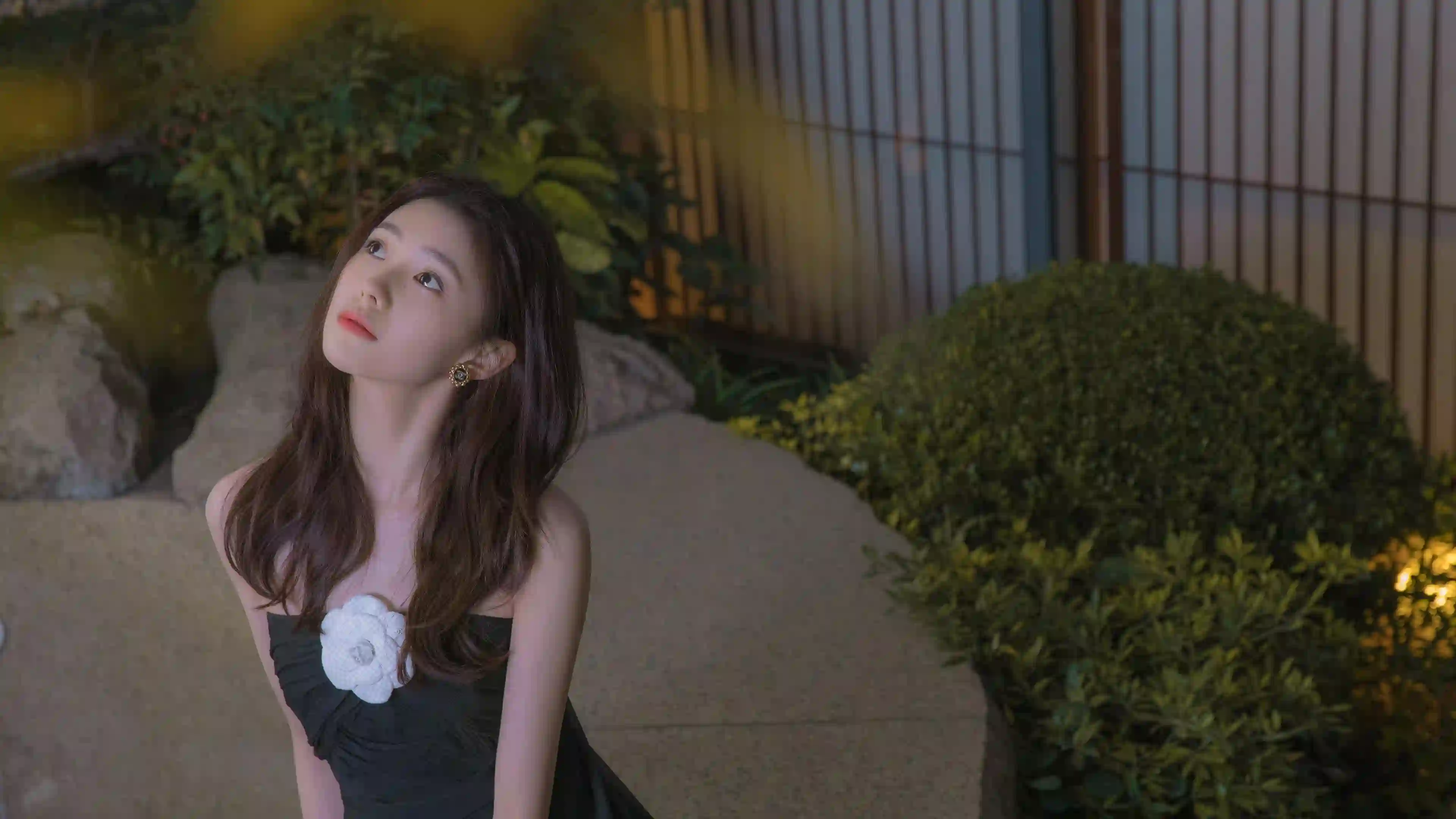 长发美女 黑色裙子 鞋子 仰望