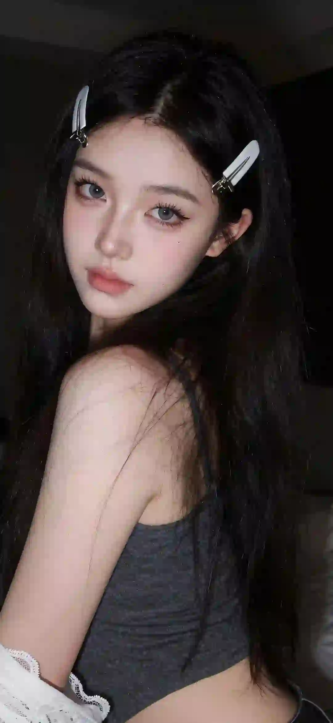 美女 白色发卡 灰色衣服 清纯美女