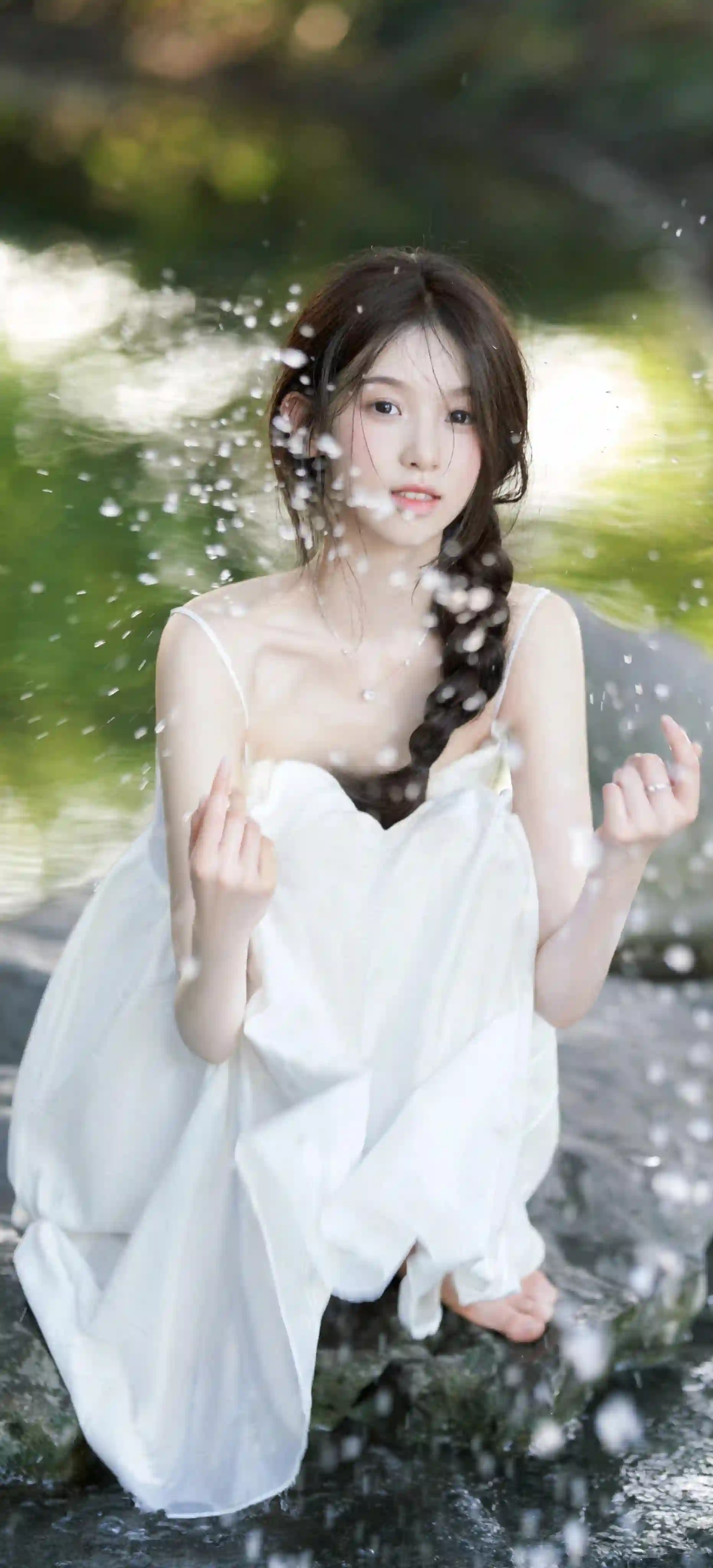 正在玩水的长发清纯美女 白色裙子 清纯美少女