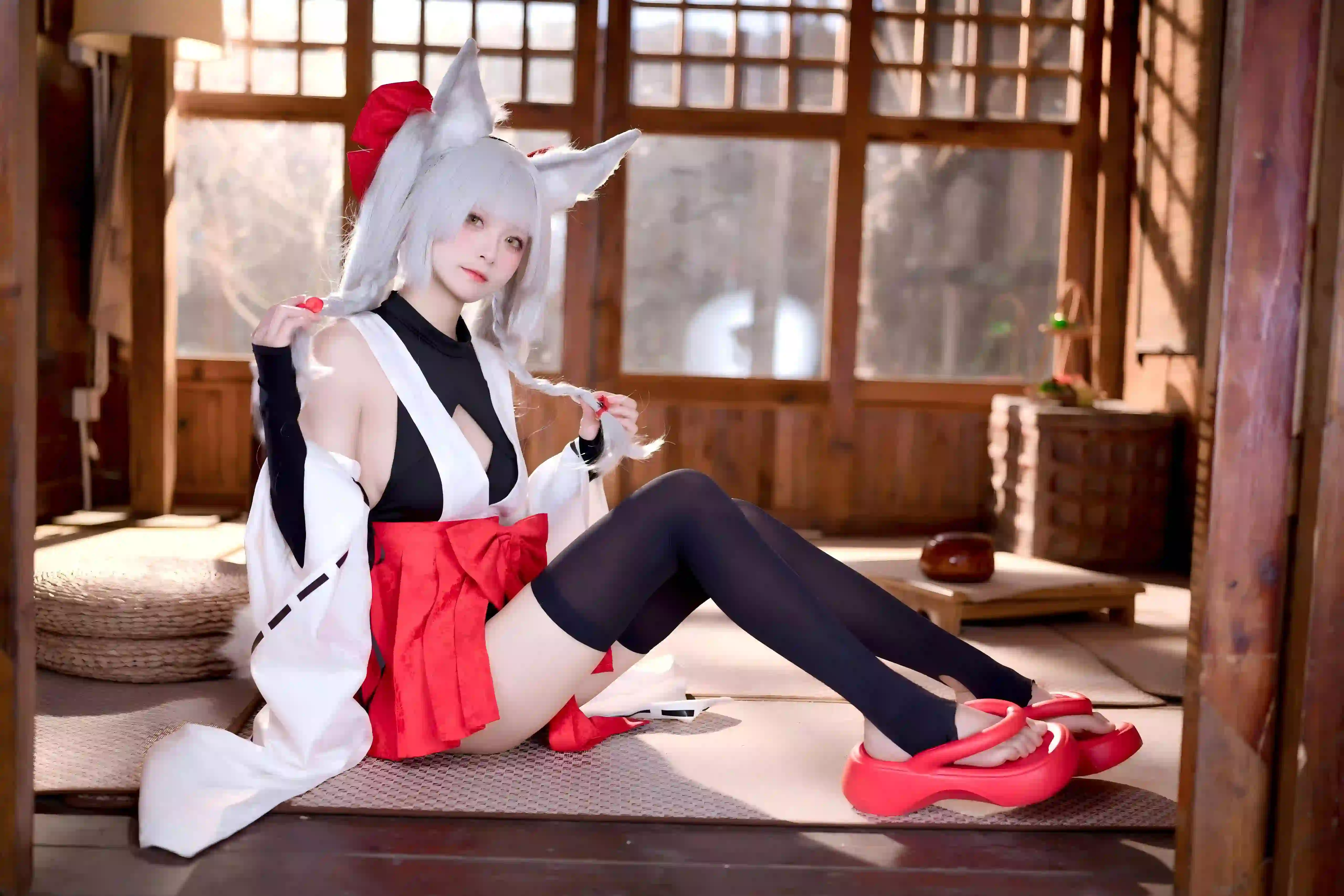 可爱cos 白色耳朵 白色头发 黑丝 黑色丝袜 红色鞋子