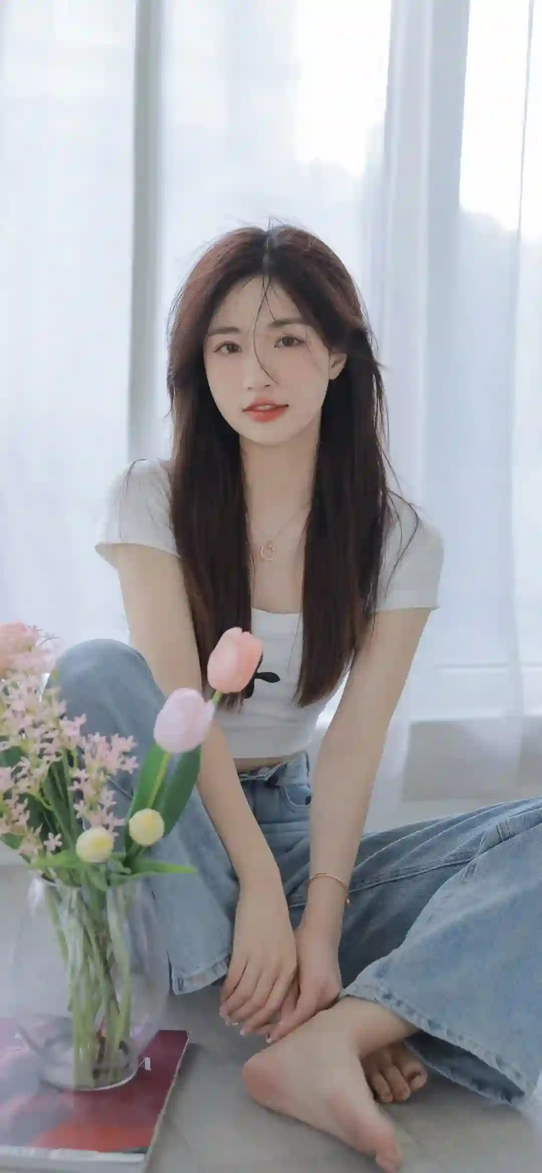 美女 长发美女 可爱白衣牛仔裤女孩 鲜花