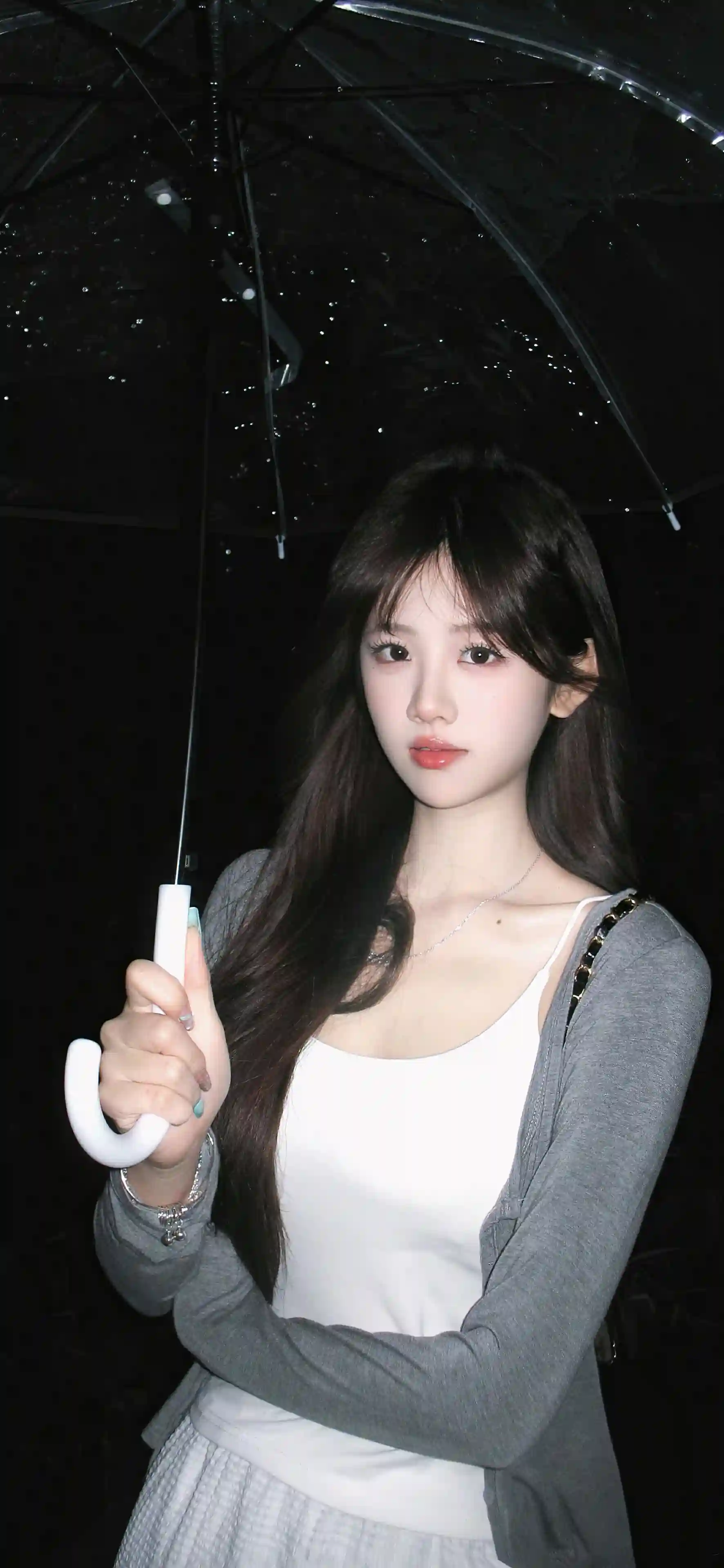 夜晚 拿着雨伞的长发女孩 白色吊带 时尚美女 白色裙子
