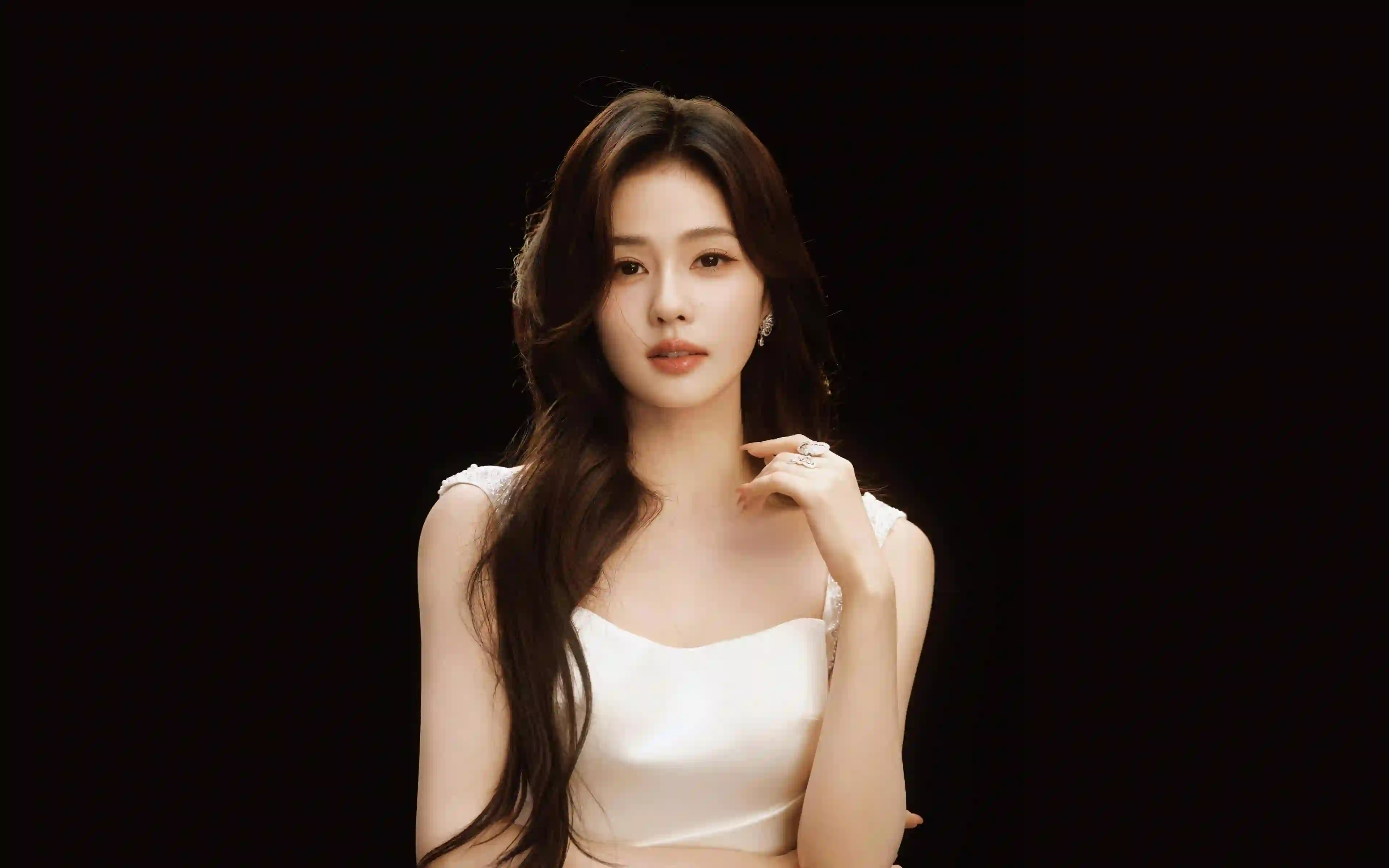 美女白鹿 长卷发 黑色背景 白色衣服
