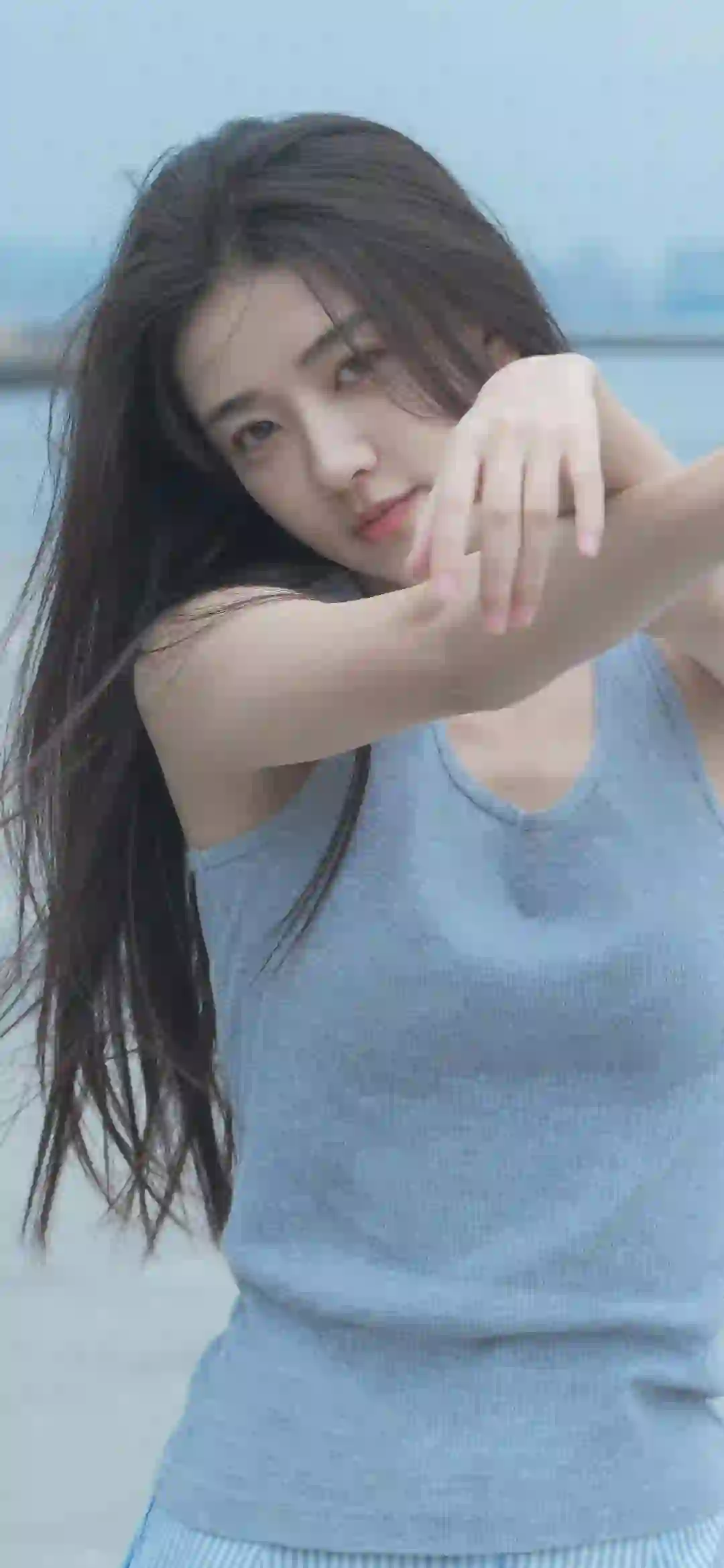 蓝色长裙美女 户外写真 海水