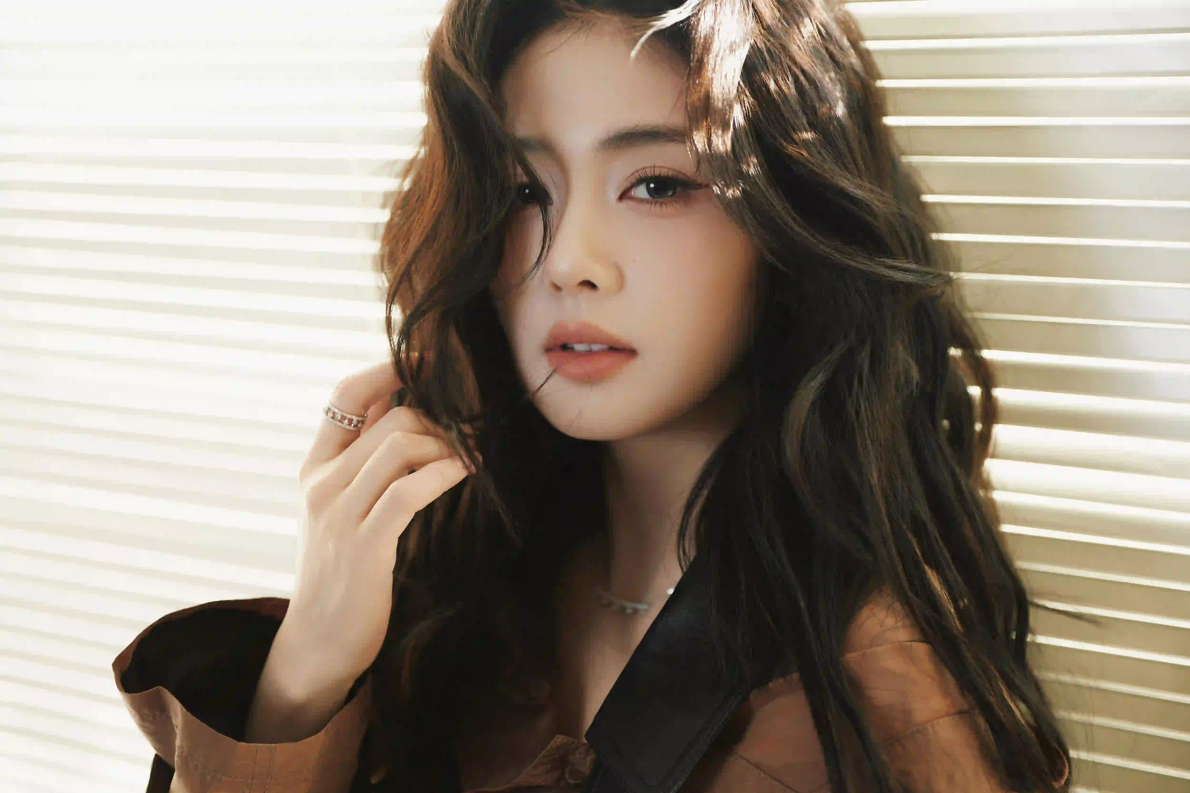 白鹿 棕色衣服 光影 个性美女