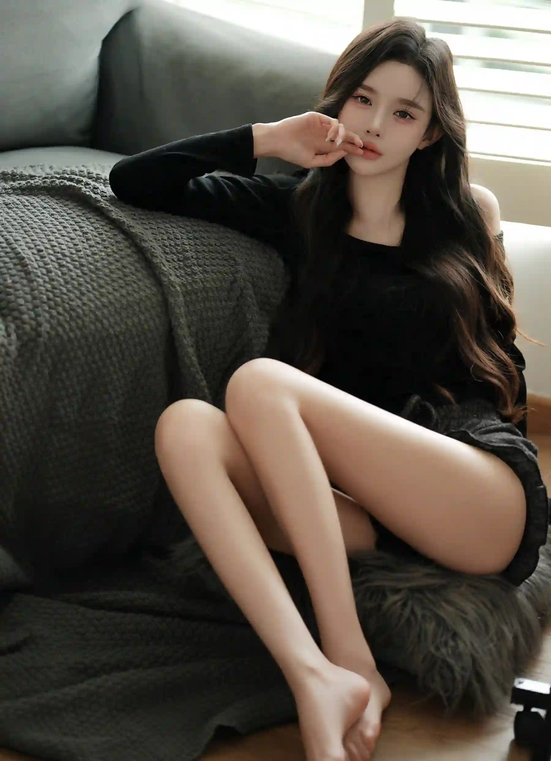 长发美女 黑色衣服 慵懒 沙发上的长发慵懒美女