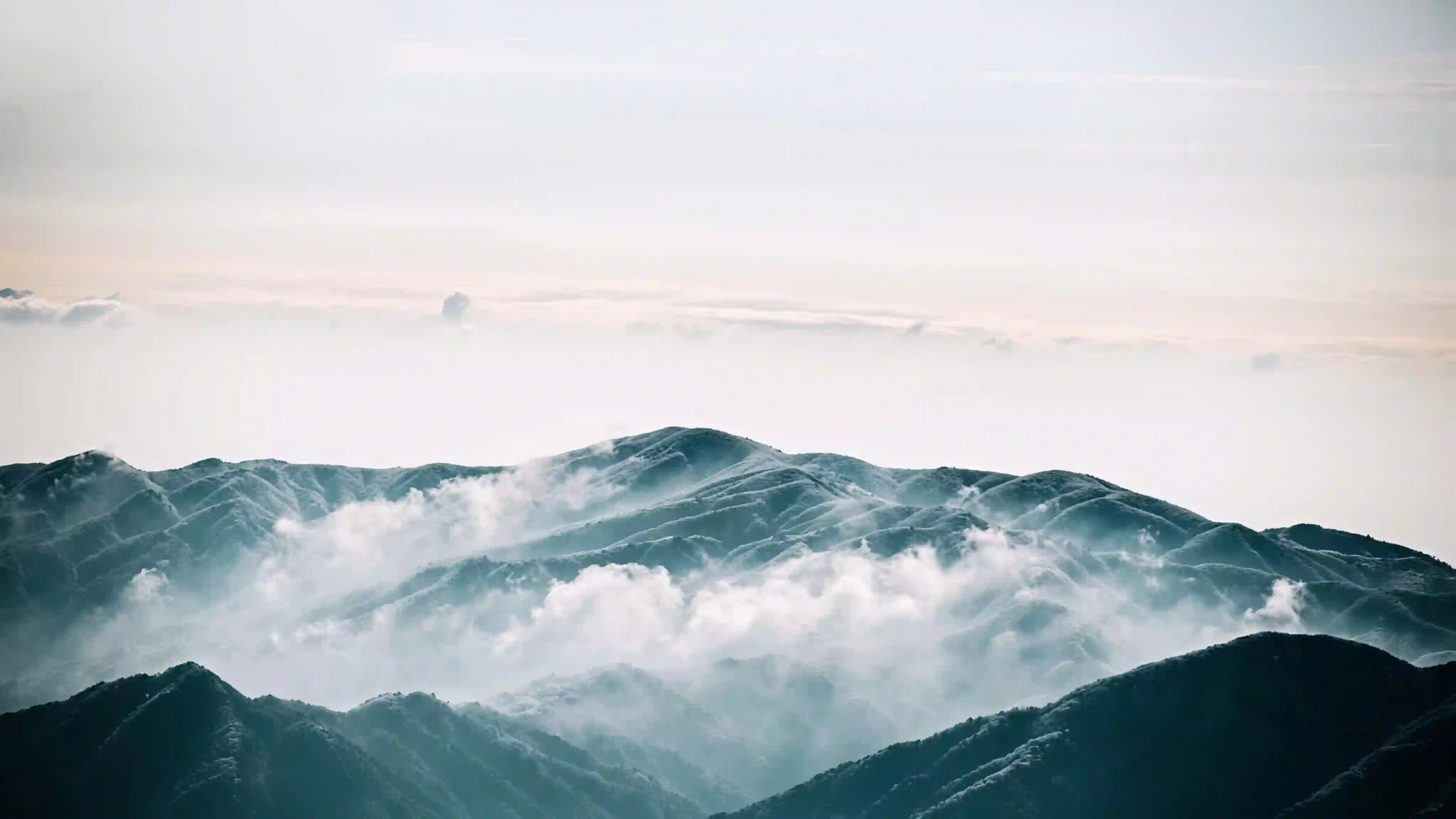 雪山 云雾 山脉 自然风光 壮美 壮丽