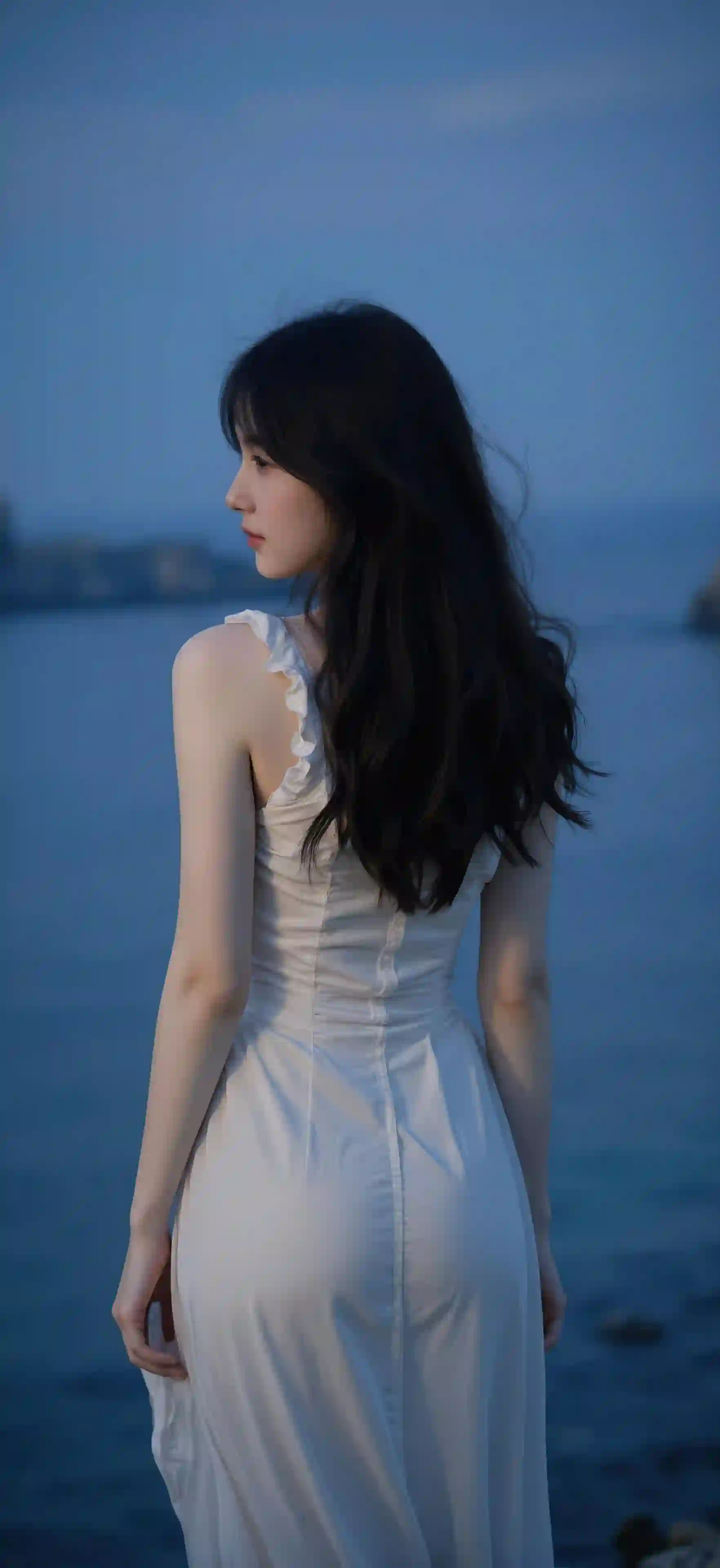 海边 女孩 白色裙子 唯美 静谧 侧影 蓝色背景