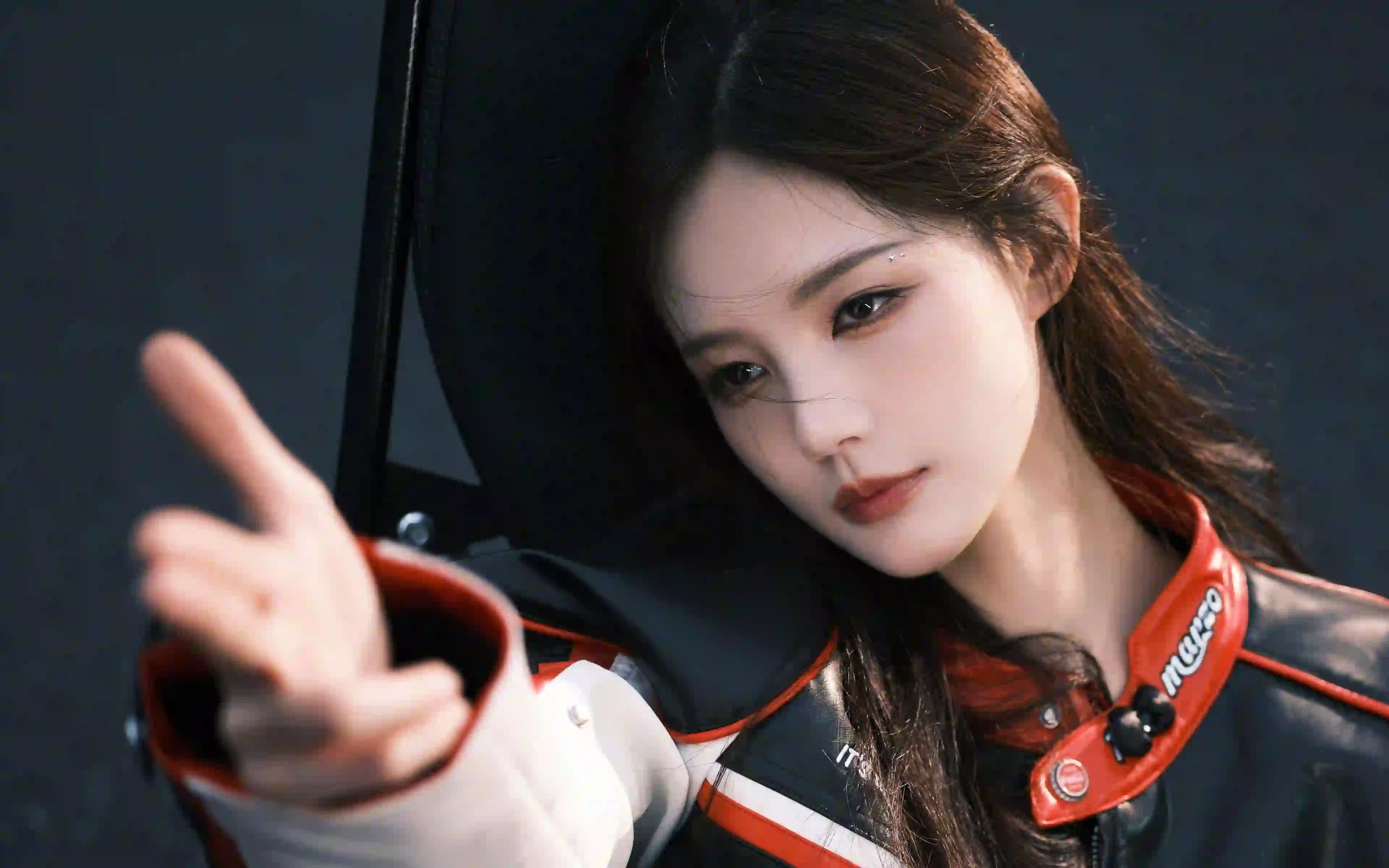 机车美女李一桐 车手服 长发美女