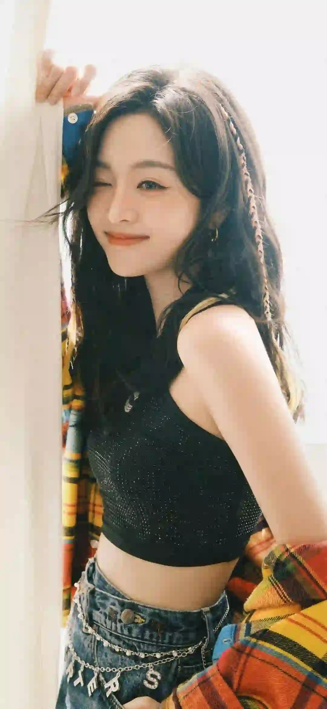 明星壁纸 吴宣仪 长发美女 黑色衣服 微笑女孩 性感美女 时尚穿搭
