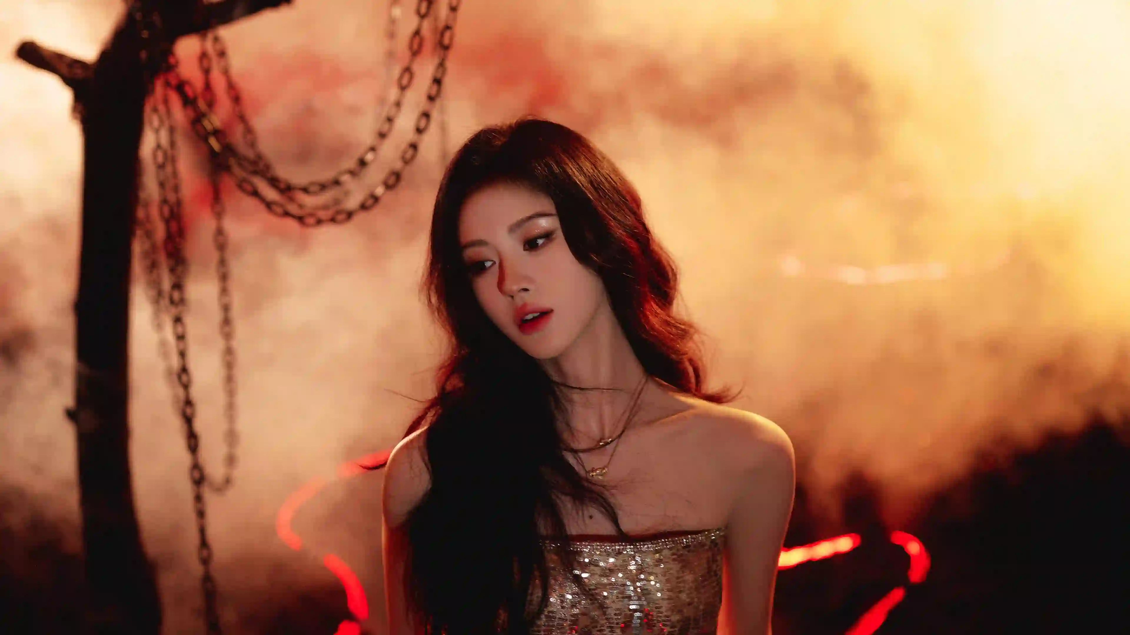 长发美女 红光背景 时尚摄影 夜晚氛围 鞠婧祎