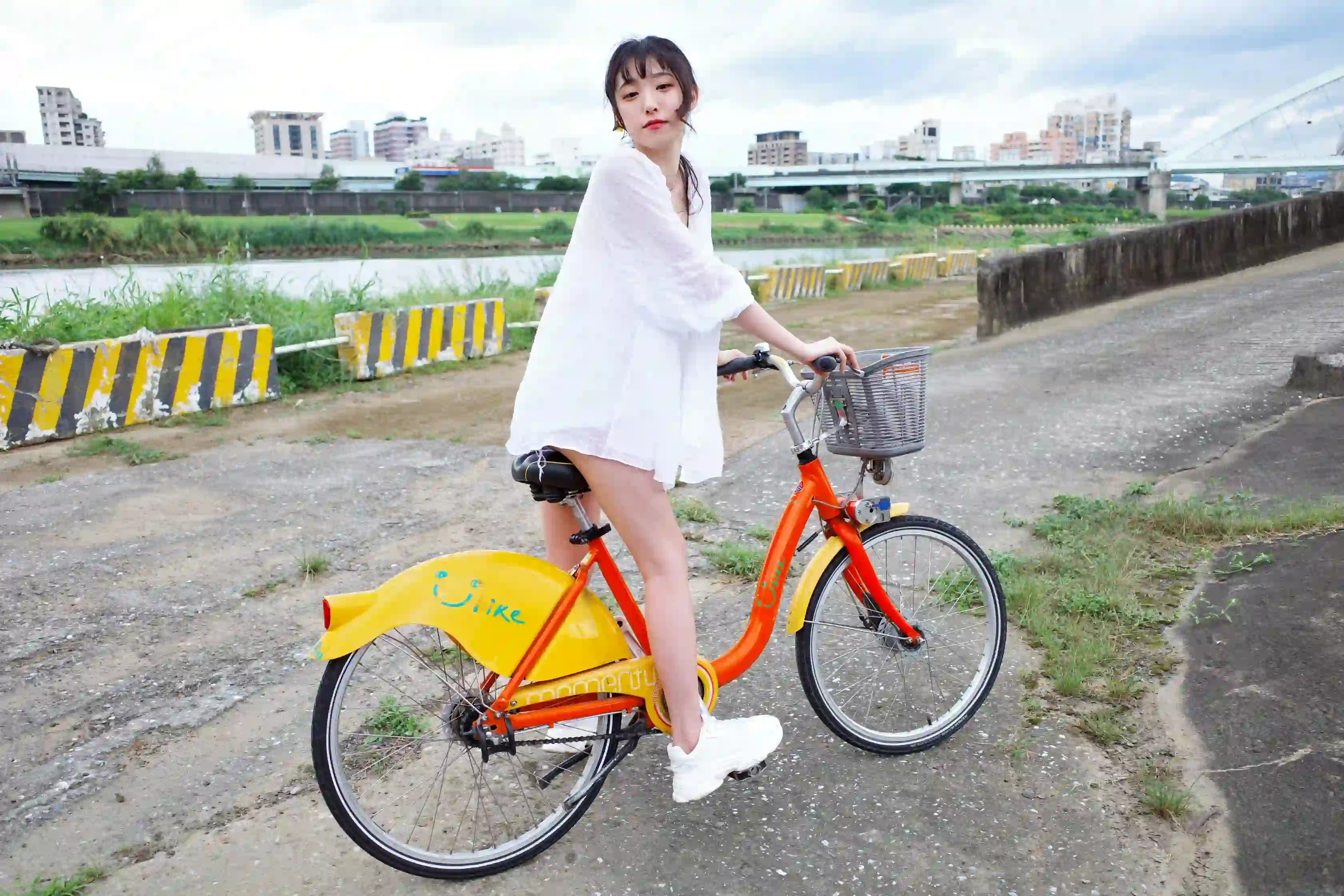 长发可爱女孩 户外写真 吊带美女 白色衣服  单车