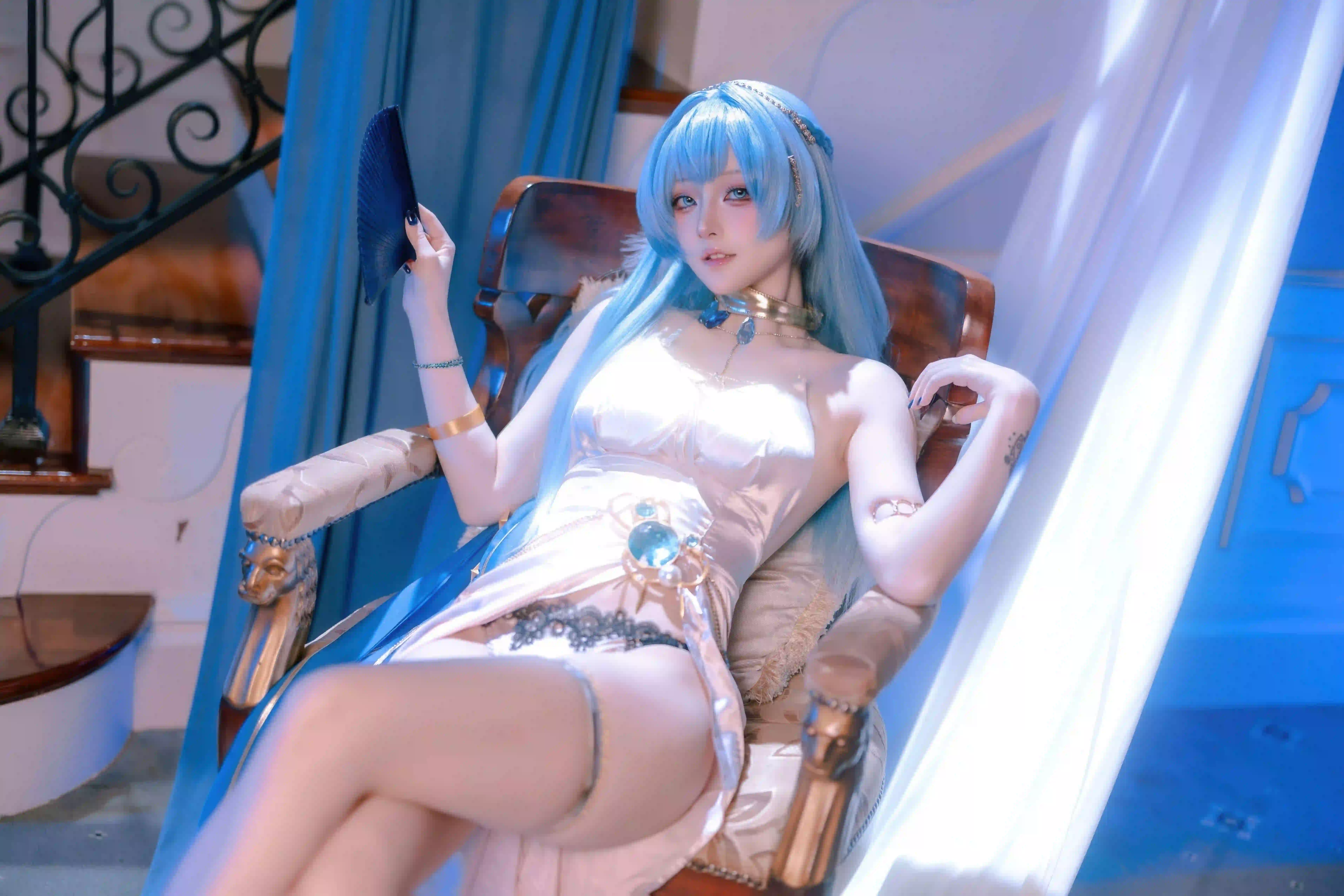长发性感美女 蓝色头发 长腿美女 coser 椅子