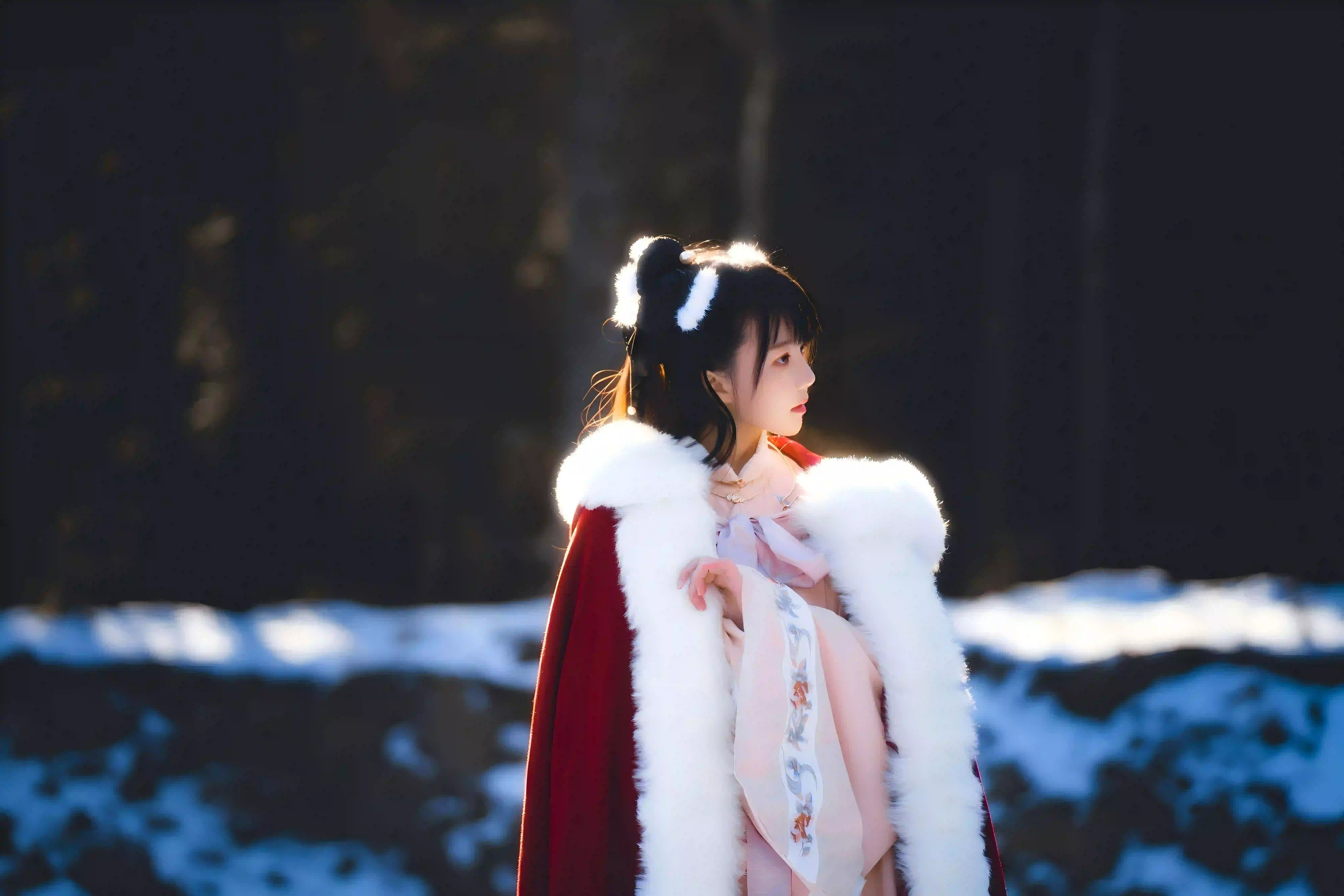 红色披风 古风汉服 冬日 汉服美女 侧脸
