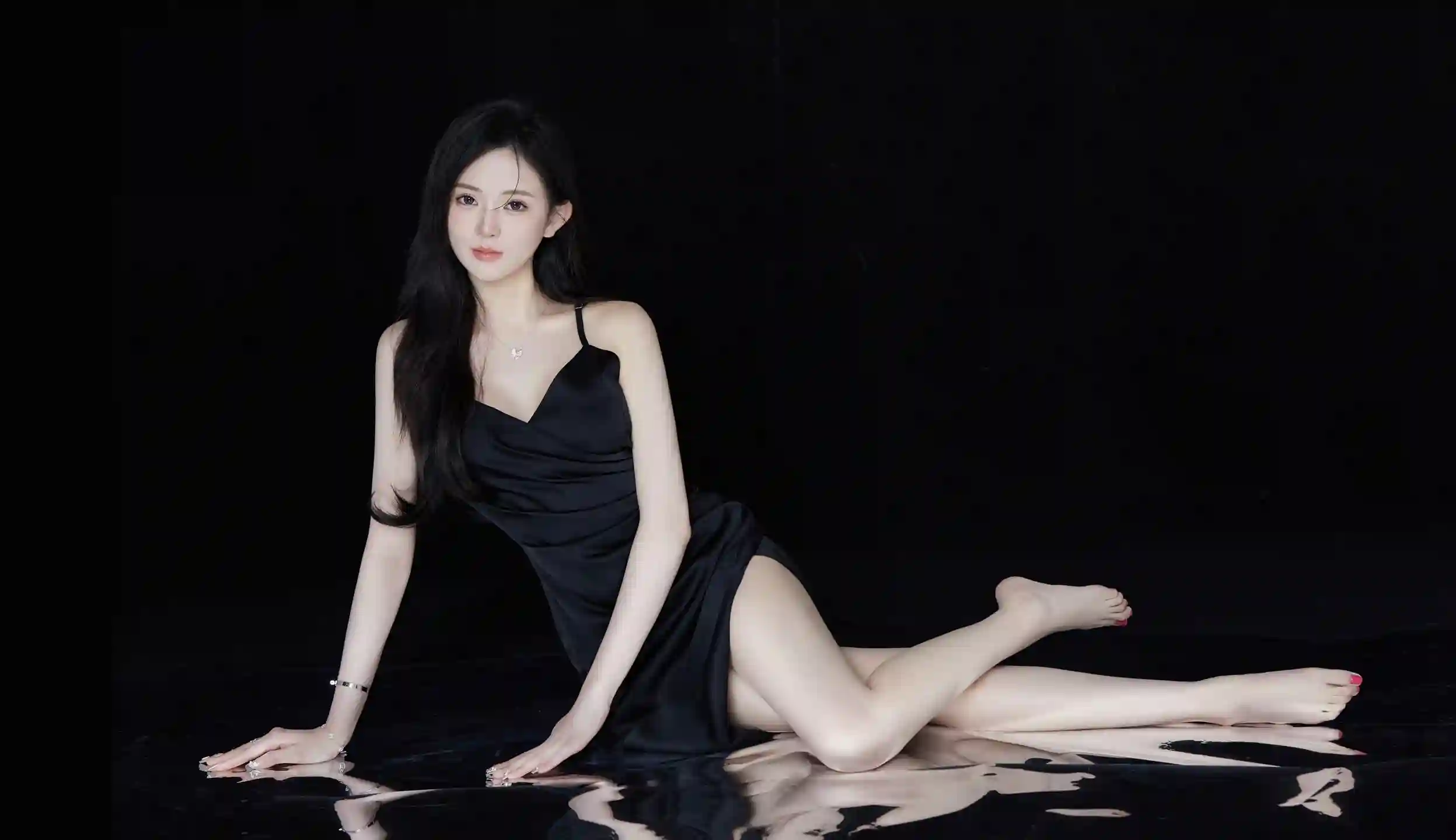 性感黑裙美女 长腿美女 性感姿势 黑色吊带裙 长发美女