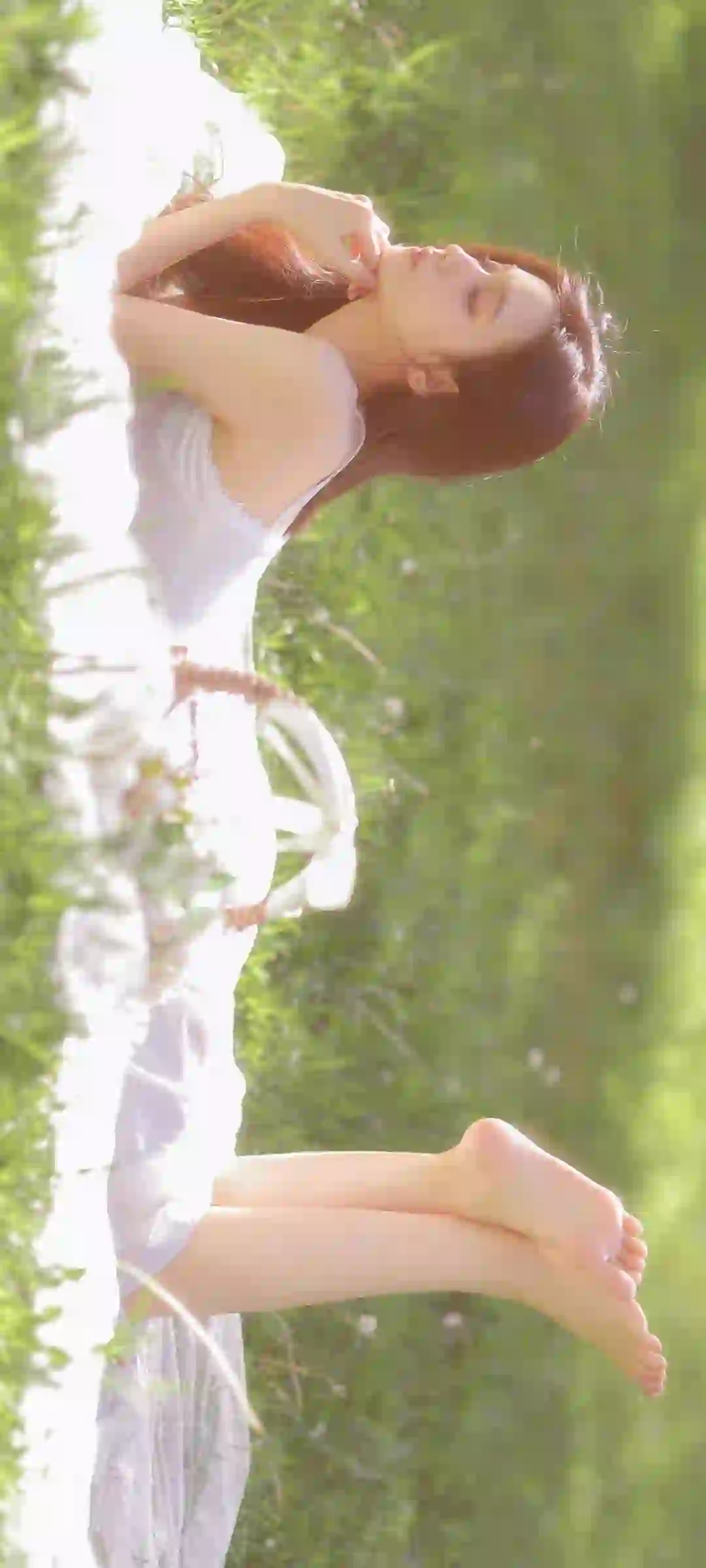 躺着草坪上的长发女孩 长腿 美腿 绿色 自然