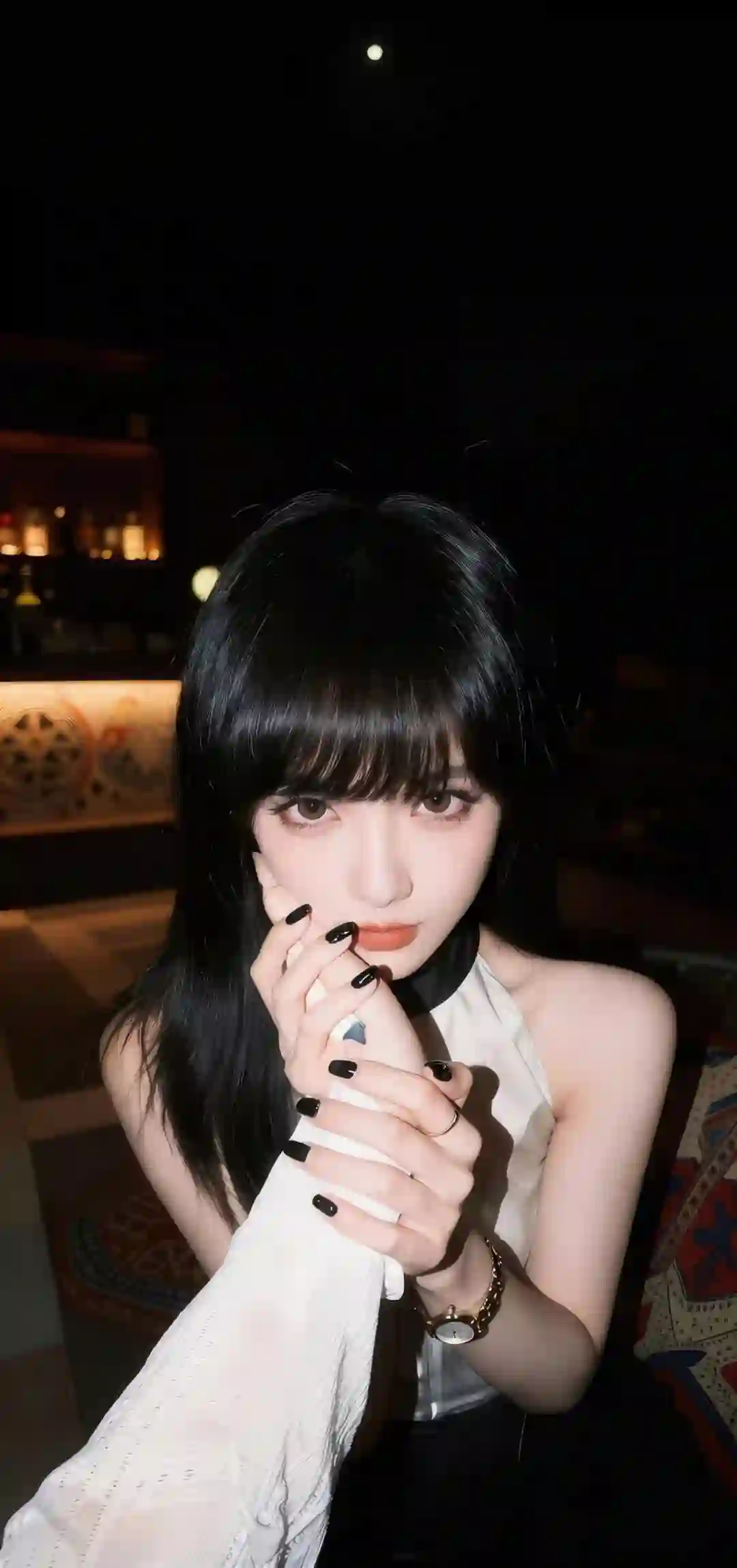 美女 黑色长发 齐刘海 酒吧 暗调 人像摄影 时尚