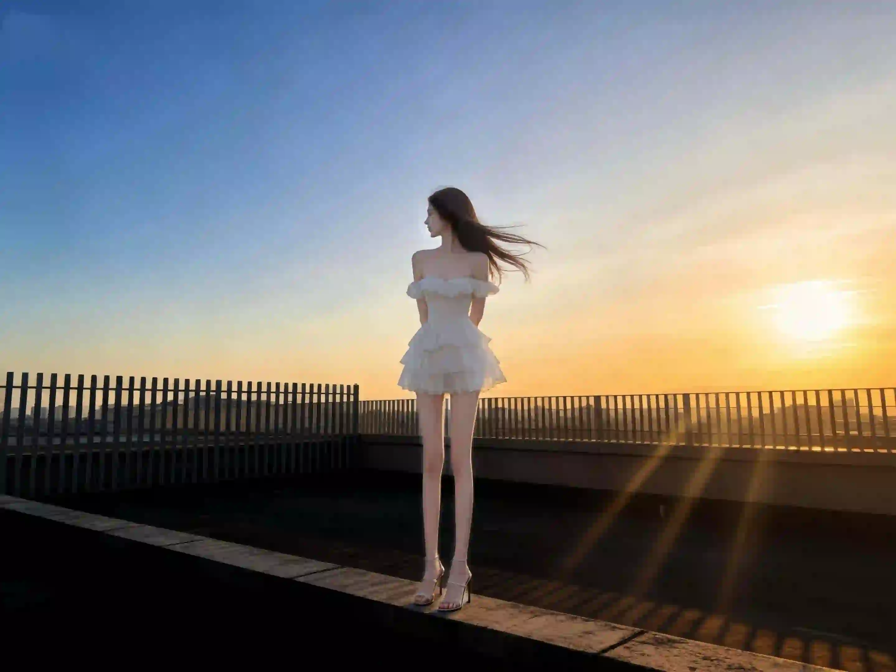 长腿美女 夕阳 阳光 白色裙子 抹胸穿搭