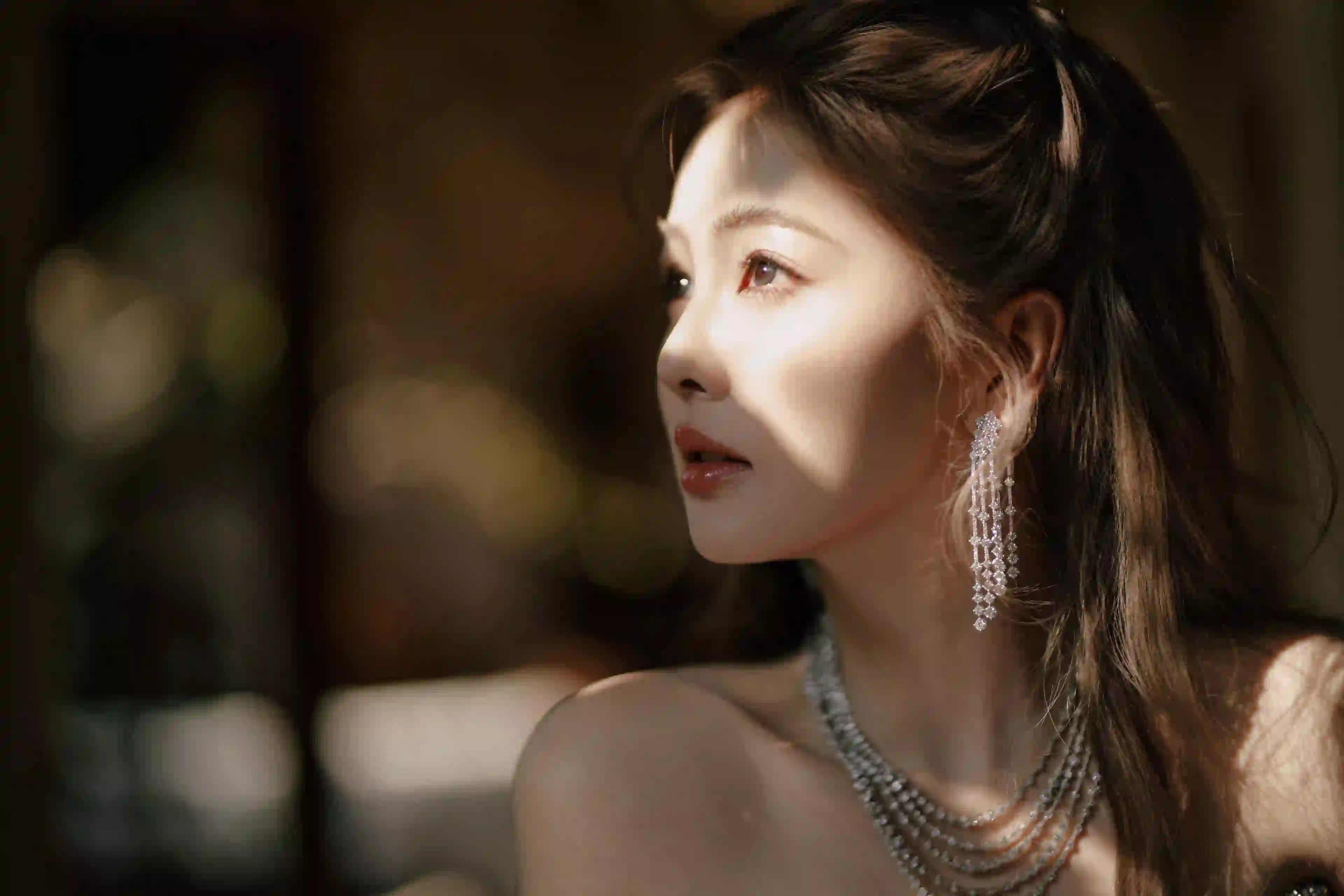 白鹿 养眼美女 光影 长发美女 性感