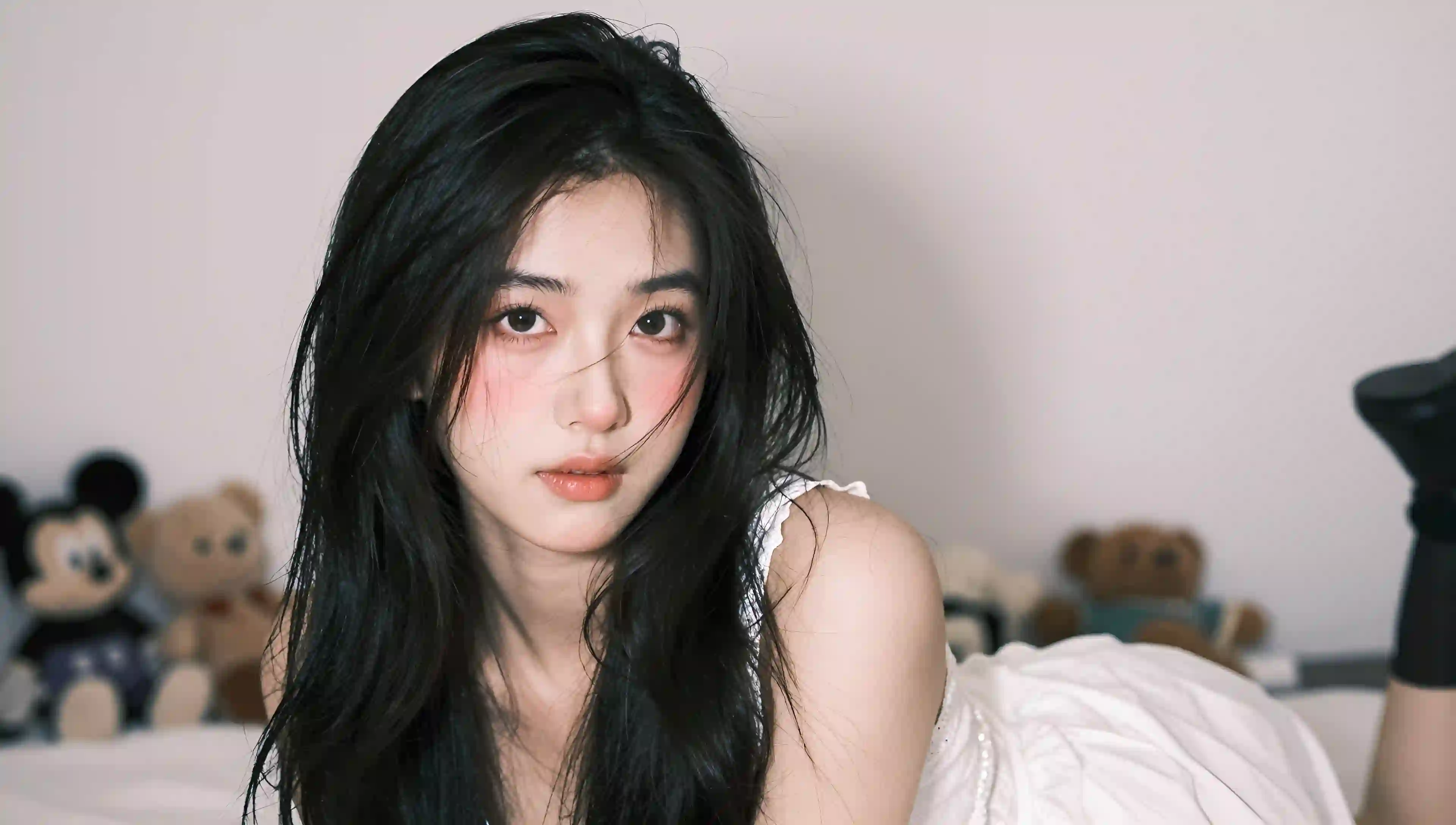 黑发长发 白色连衣裙 趴姿 泰迪熊 室内 甜美 半身像