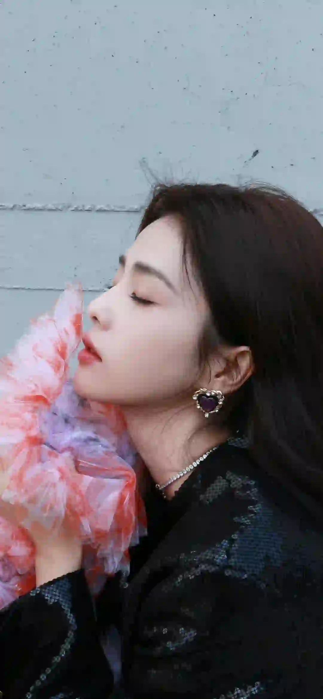 白鹿 长发美女 闭眼 黑色衣服
