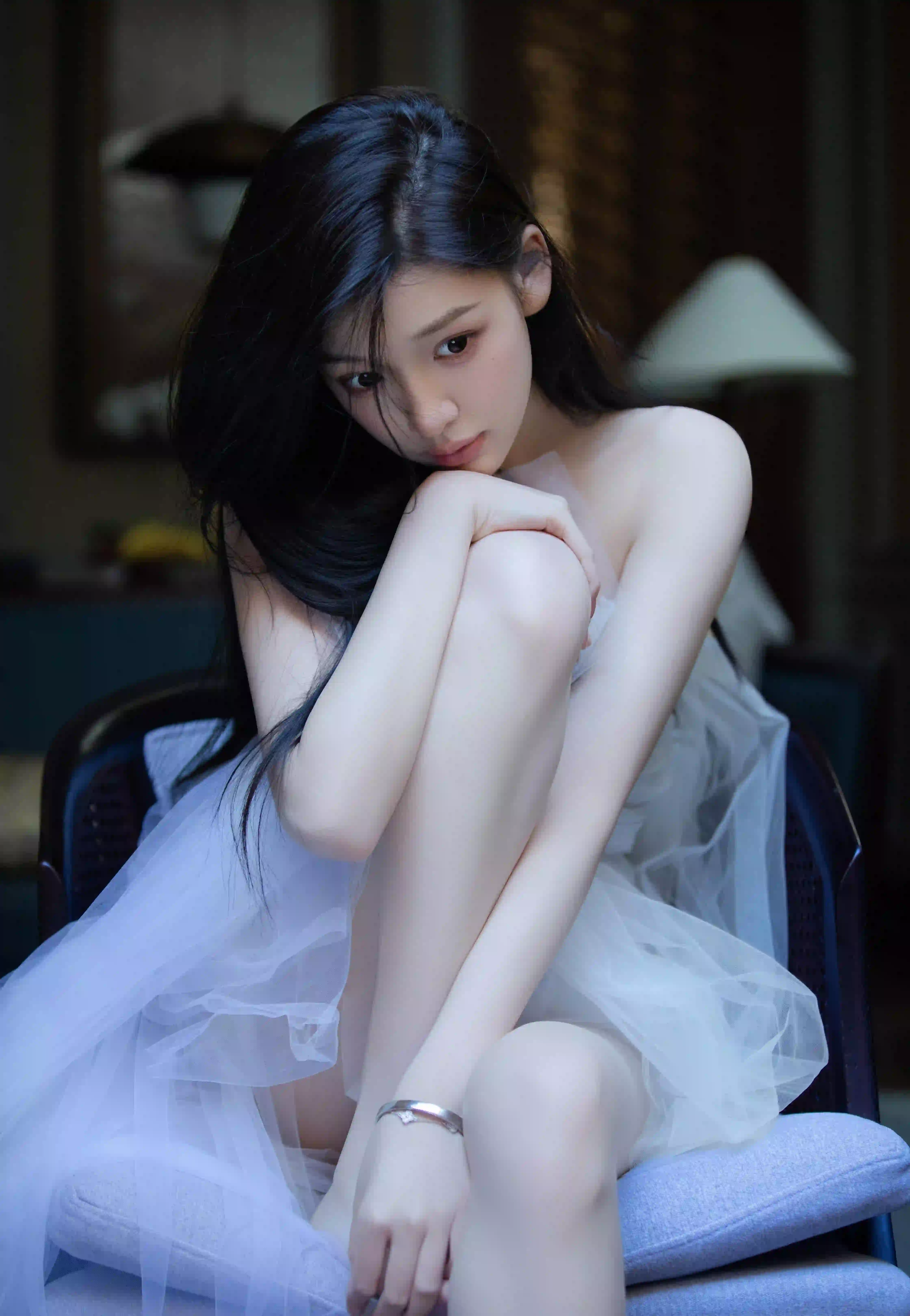 抱膝 长发清纯美女 性感 长腿 白色裙子