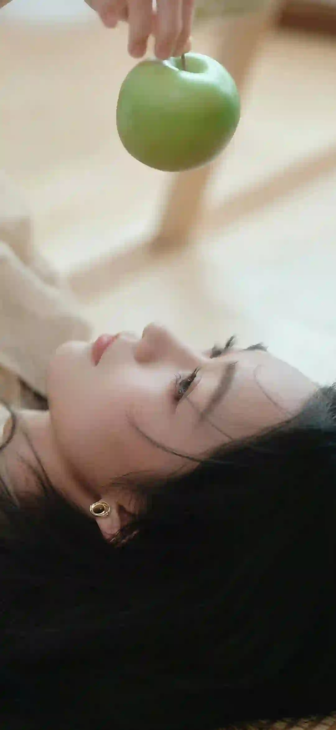 手拿苹果的长发美女 绿色苹果 躺着的美女