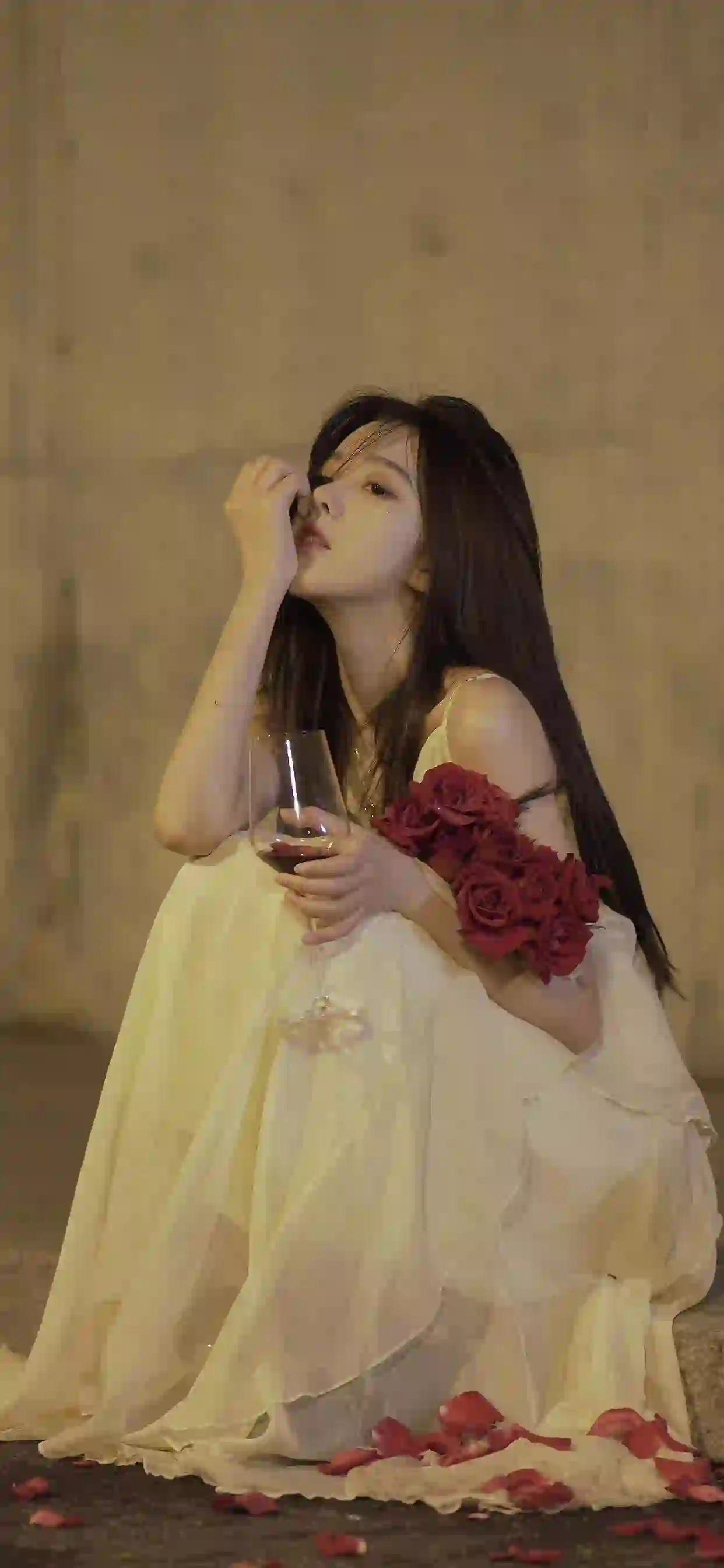 红酒杯 玫瑰花瓣 长发清纯美女